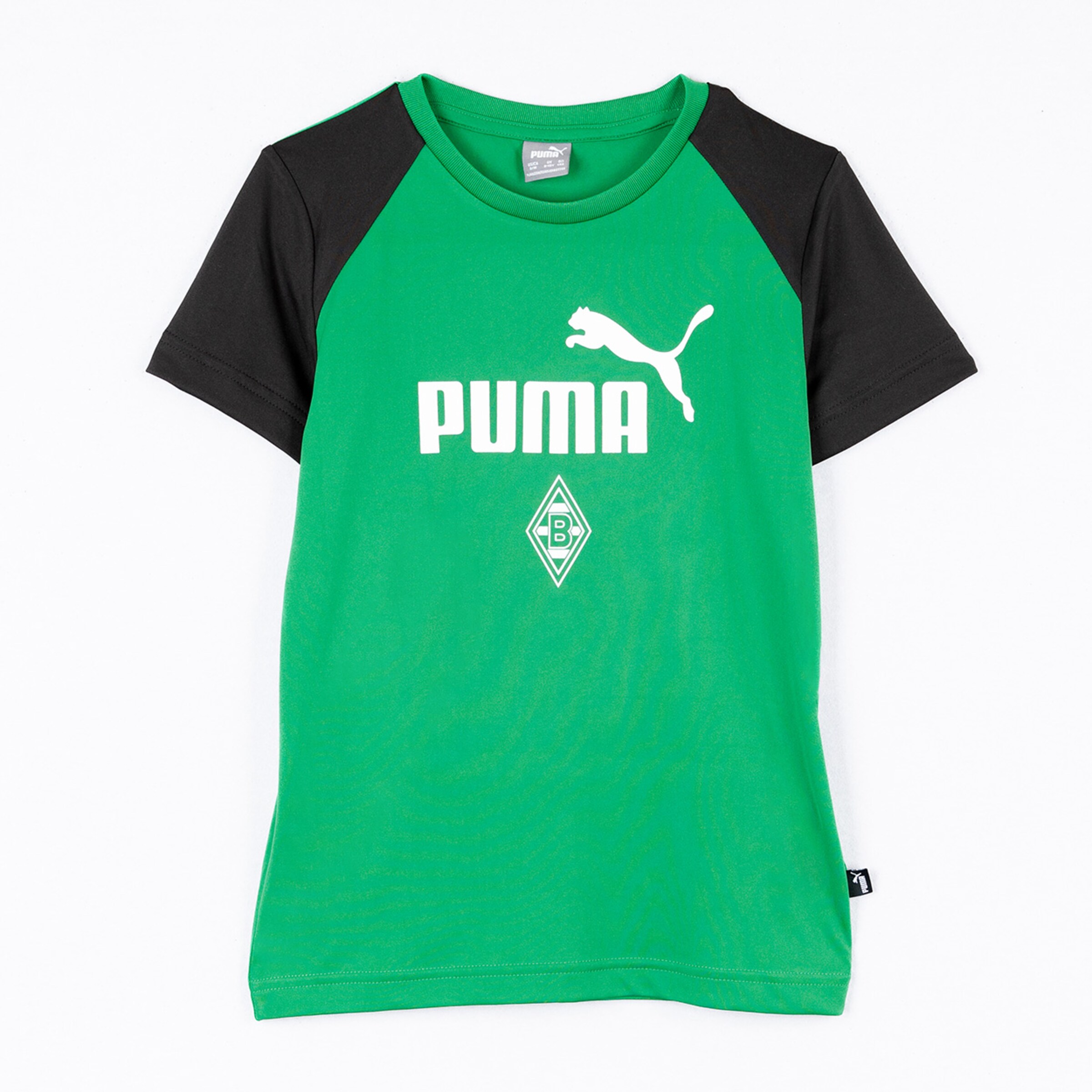 Grünes Puma T-Shirt mit schwarzen Raglanärmeln, weißem Puma-Logo und Borussia Mönchengladbach Wappen auf der Vorderseite.
