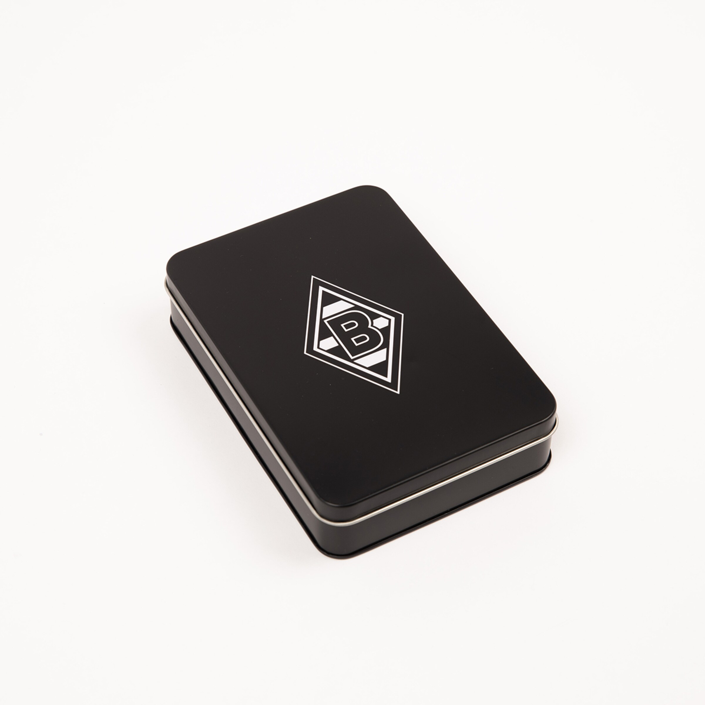 Schwarze, rechteckige Blechdose mit dem Logo von Borussia Mönchengladbach auf dem Deckel, freigestellt vor weißem Hintergrund.