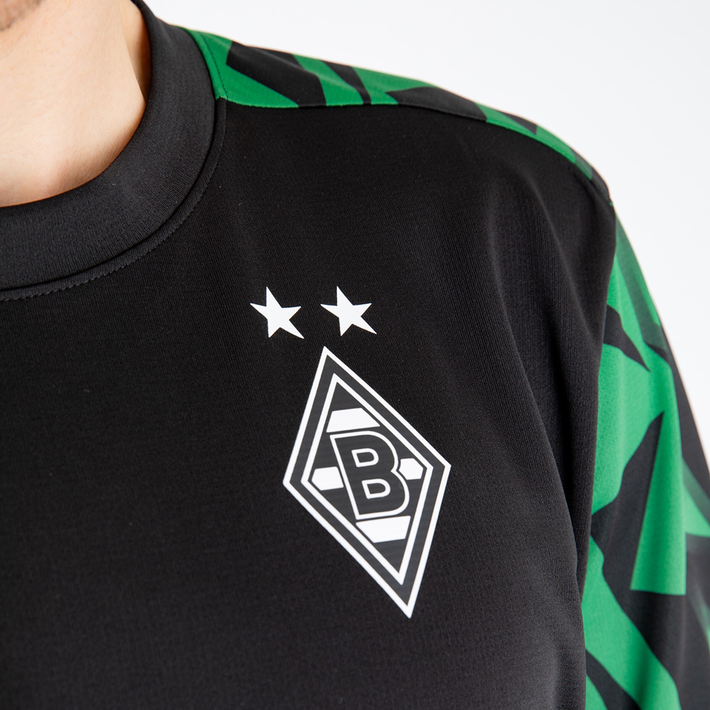 Trikot-Shirt in Schwarz mit grünem Design und Vereinslogo von Borussia Mönchengladbach.