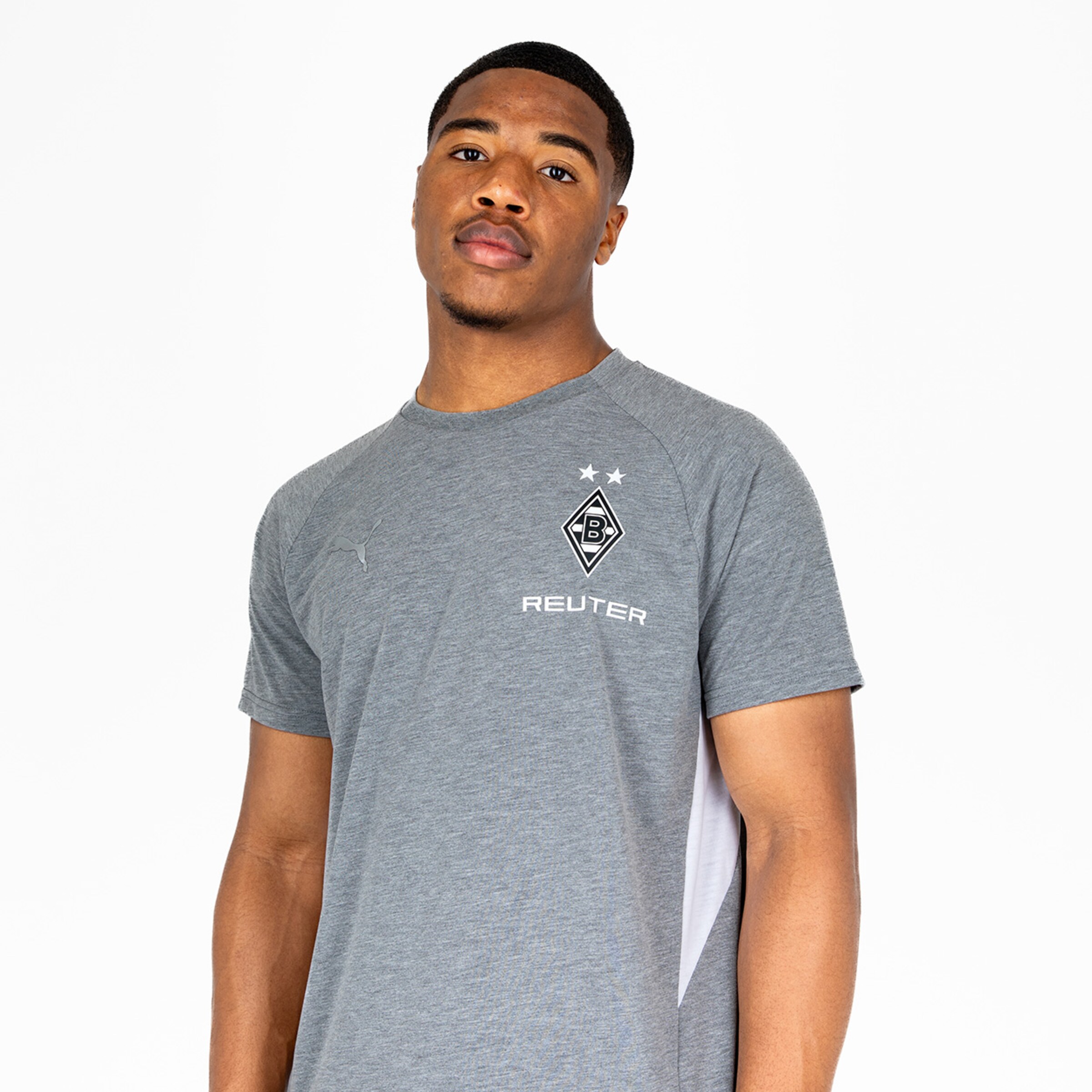 Sportler in grauem Trikot mit Vereinslogo.