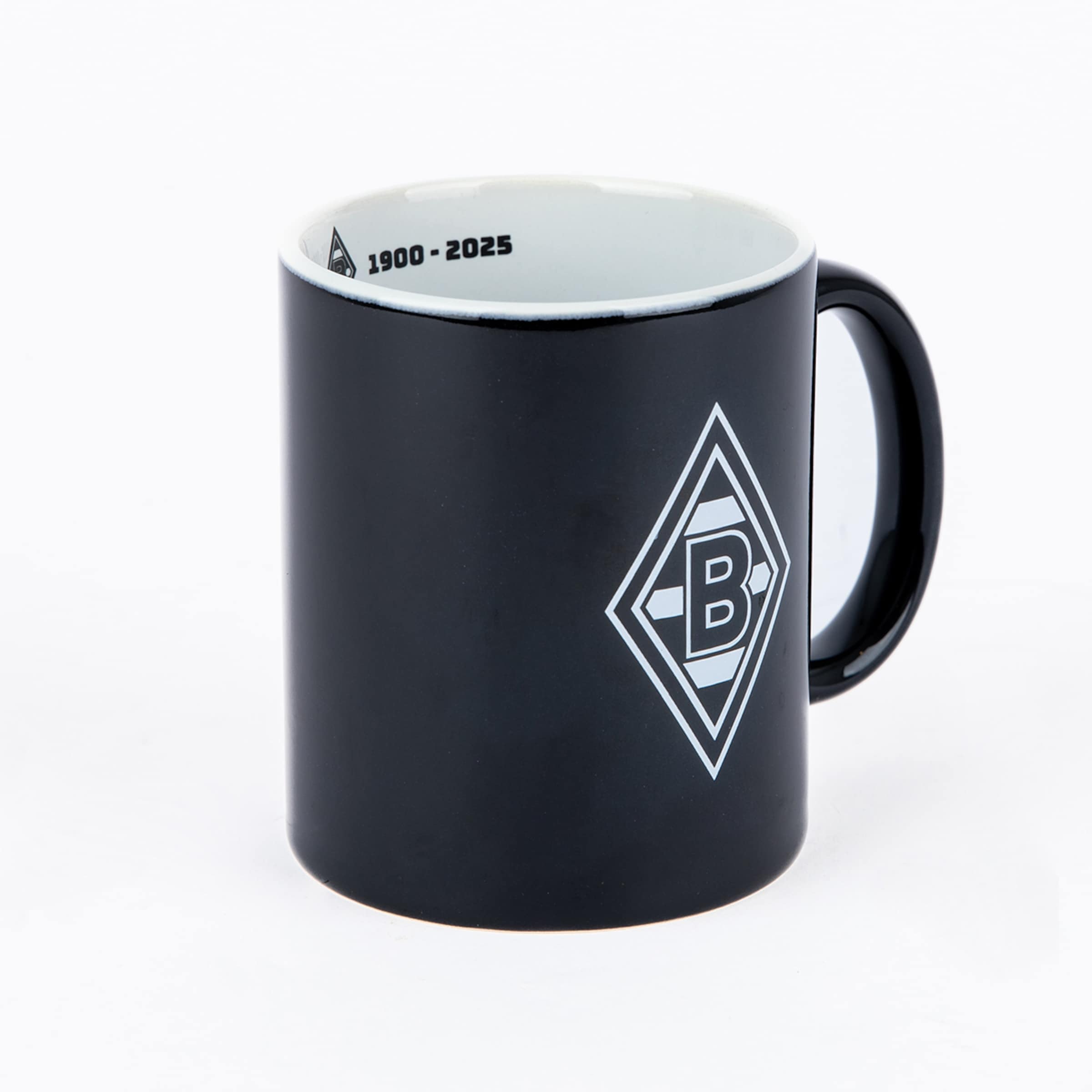 Schwarze Tasse mit weißem Logo von Borussia Mönchengladbach und dem Innendruck „1900 - 2025“.