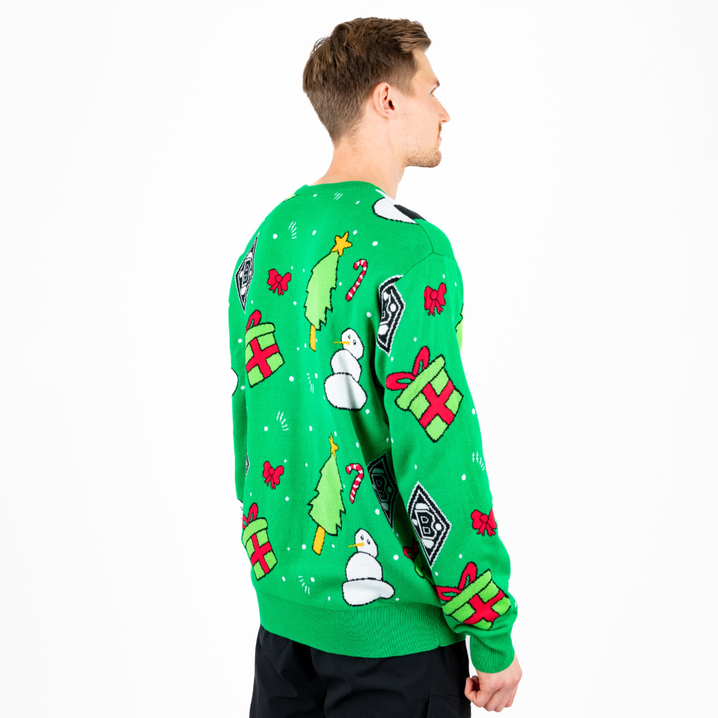 Grüner Weihnachtspullover mit bunten Motiven wie Weihnachtsbaum Schneemann und Geschenken von hinten betrachtet.
