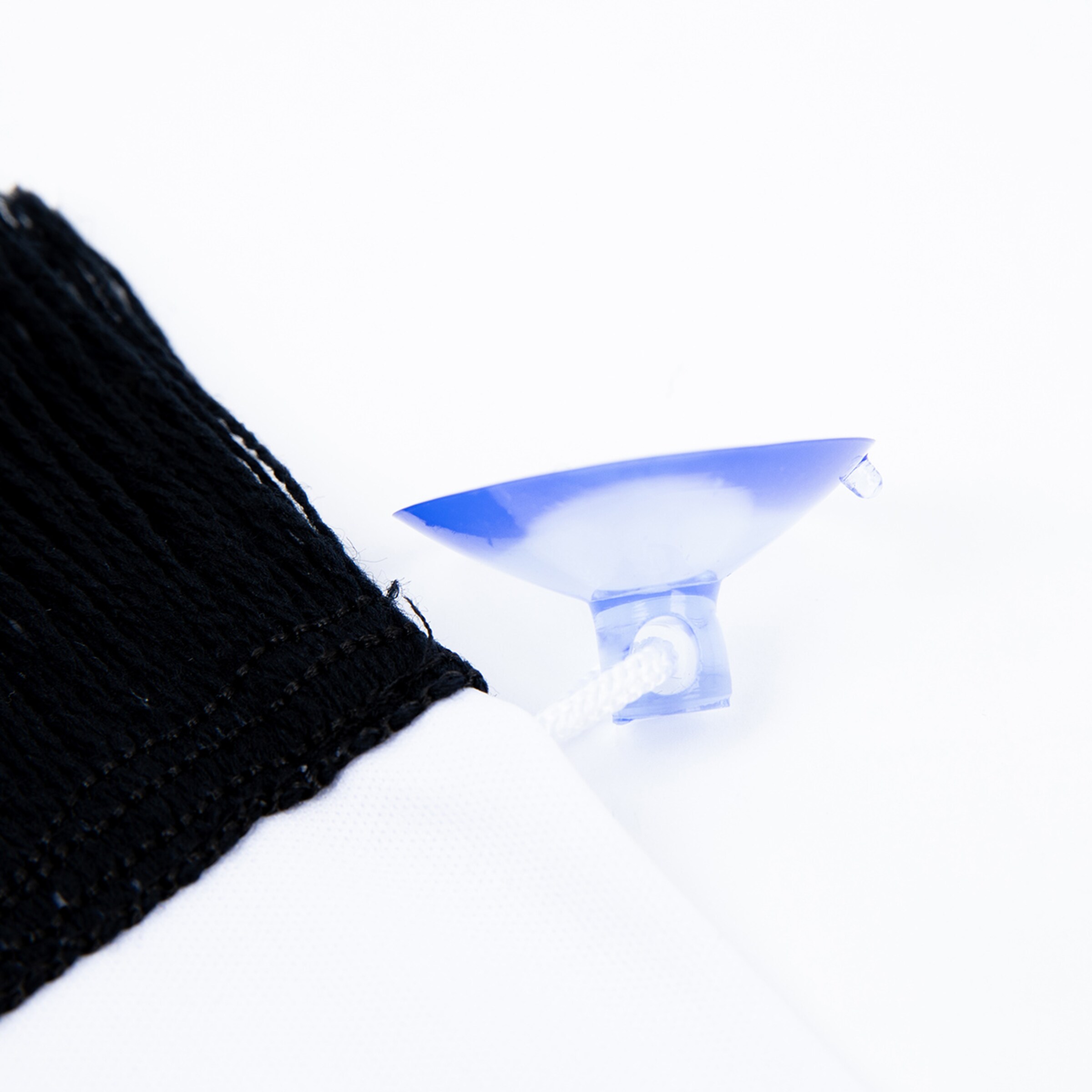 Schwarze Netzkante mit blauer Markierungskappe.