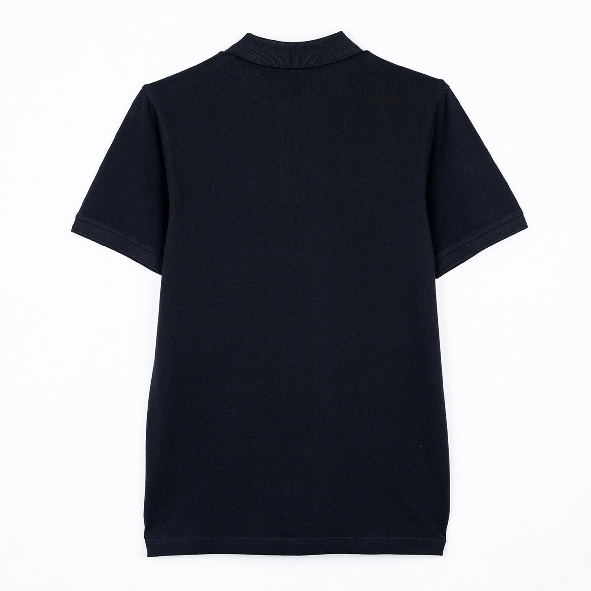 Schwarzes Poloshirt mit kurzen Ärmeln von hinten betrachtet.