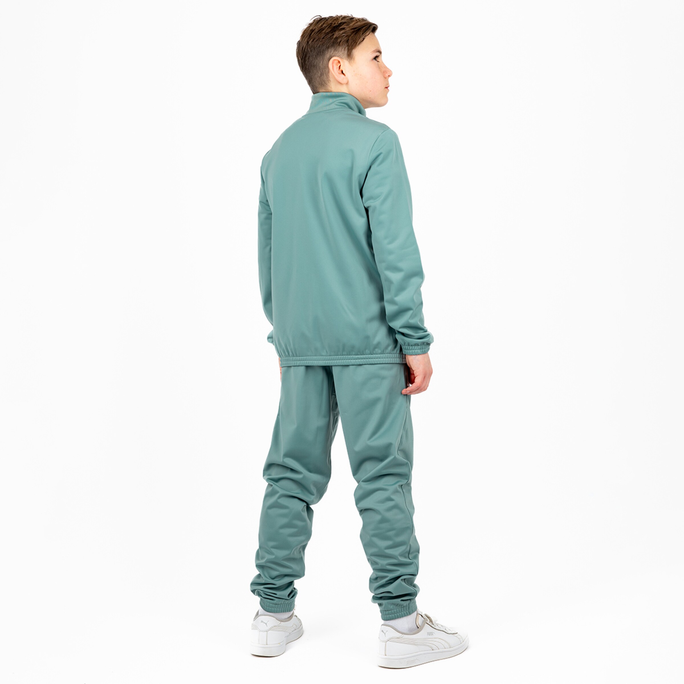 Junge in einem sportlichen Trainingsanzug von hinten.