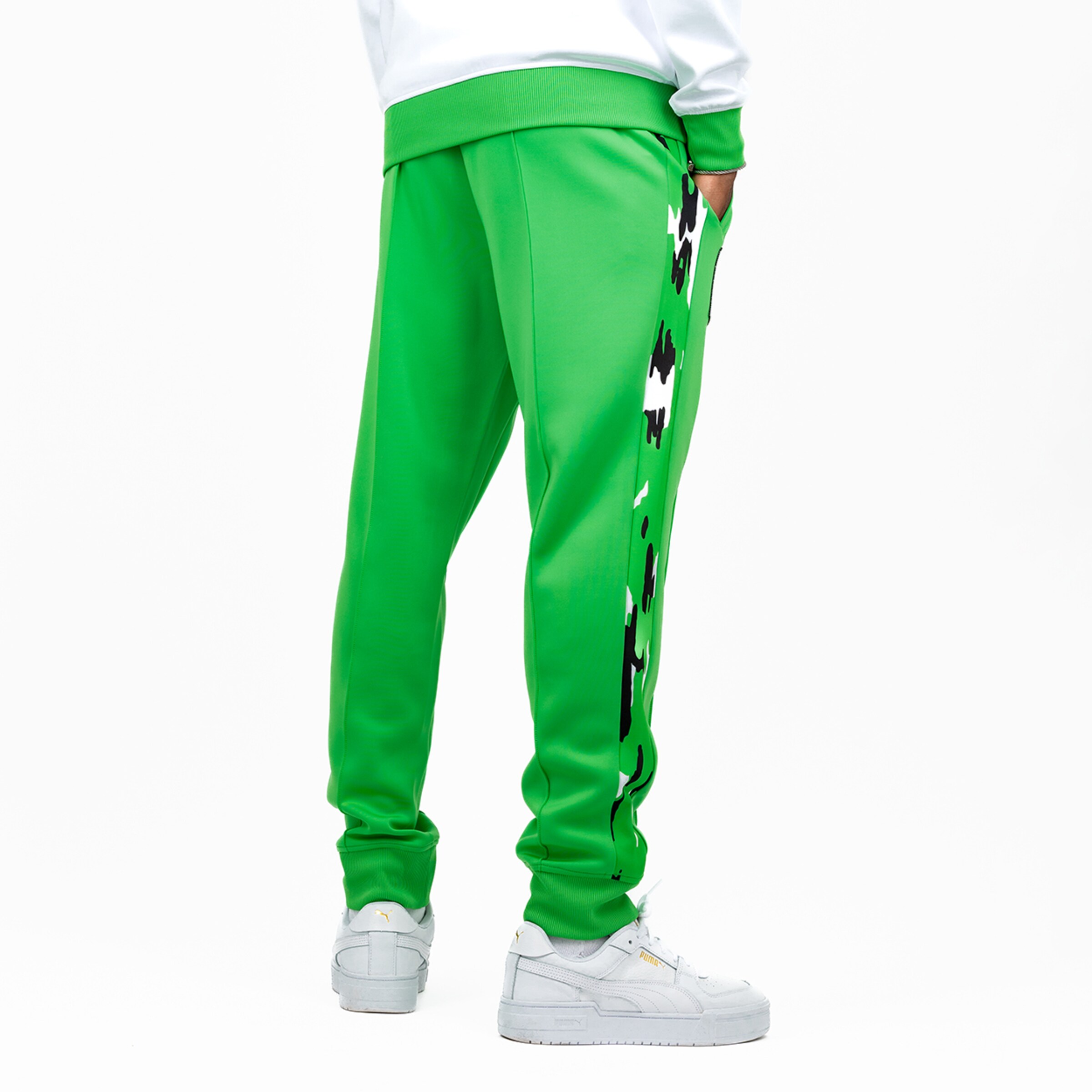 Helle grüne Jogginghose mit schwarzen und weißen Designelementen auf der Seite.