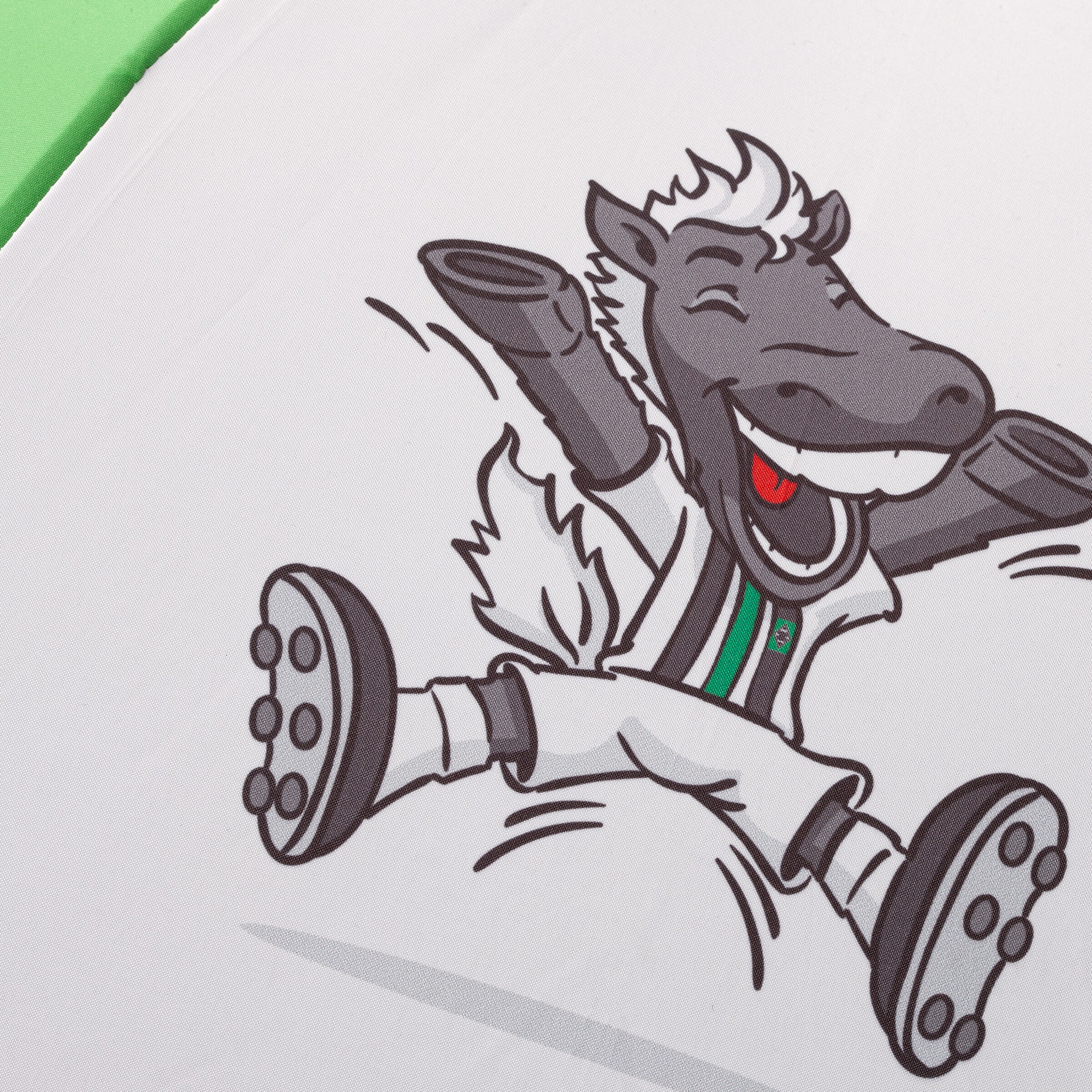 Jünter das Maskottchen von Borussia Mönchengladbach in einem weißen Trikot springt fröhlich.