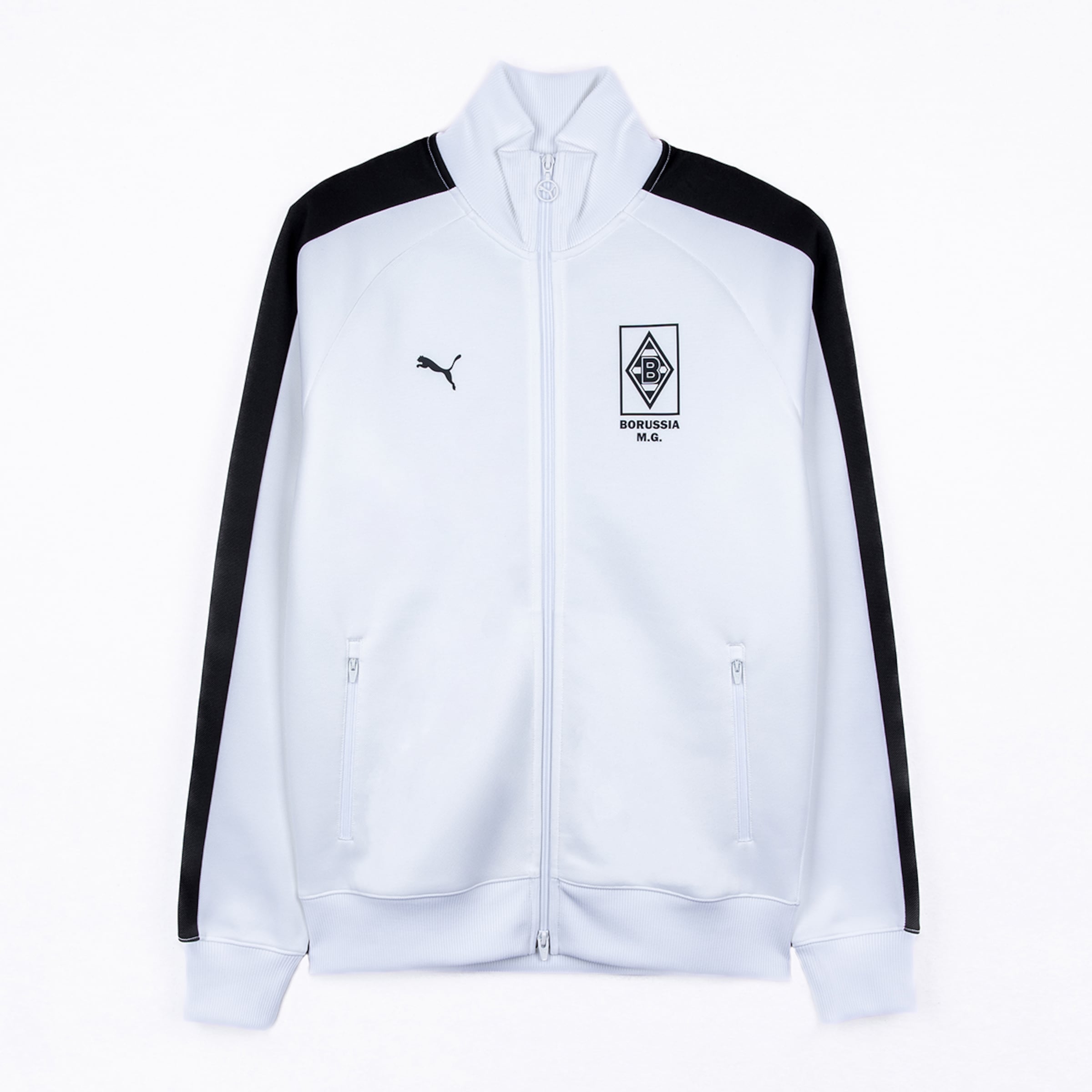 Weiße Puma Trainingsjacke von Borussia Mönchengladbach mit schwarzen Schulterstreifen und Vereinswappen auf der Brust.