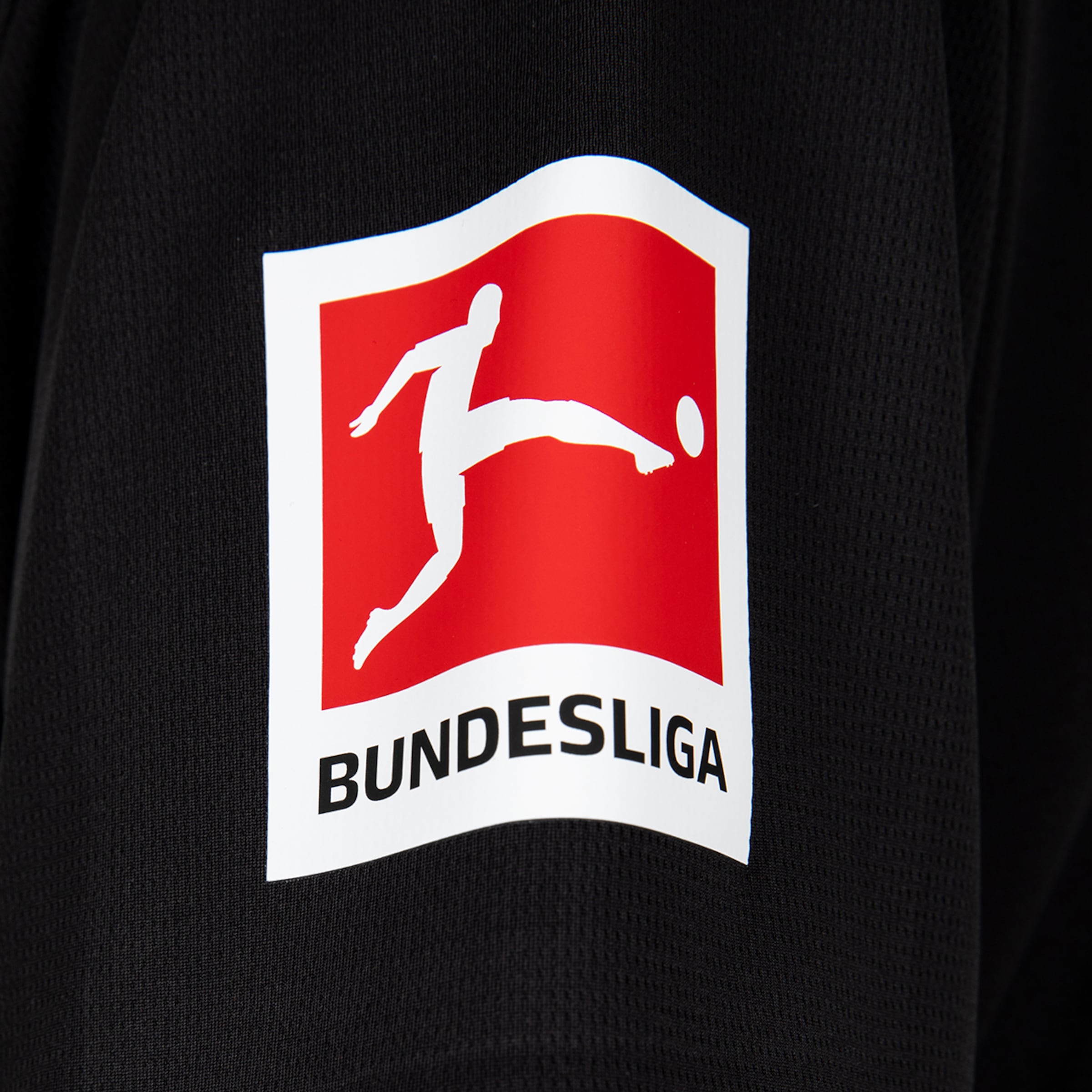 Bundesliga-Logo-Patch auf schwarzem Stoff mit der Silhouette eines Fußballers und dem Schriftzug BUNDESLIGA.