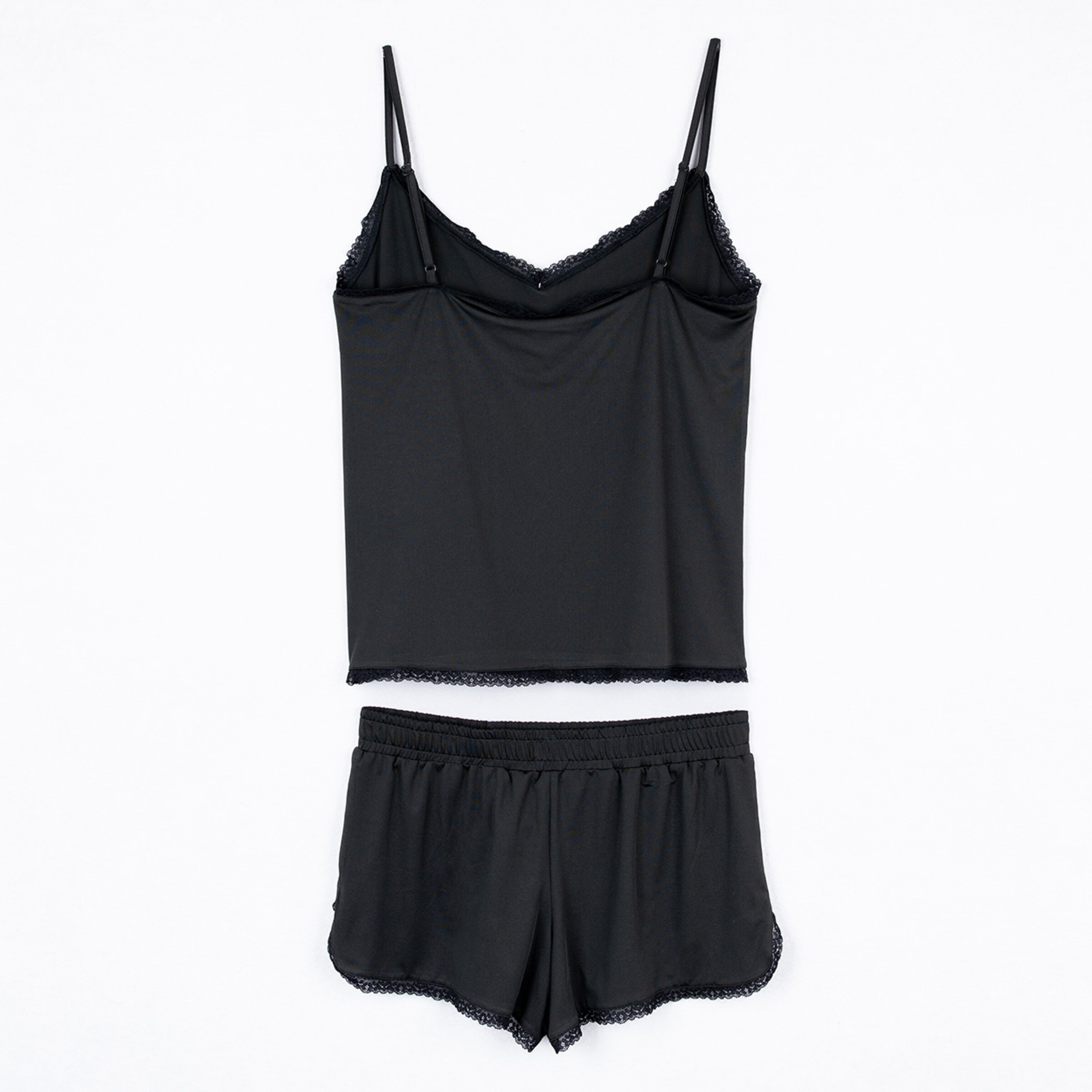 Schwarzes Nachtwäsche-Set bestehend aus Top und Shorts beide mit Spitzenbesatz.