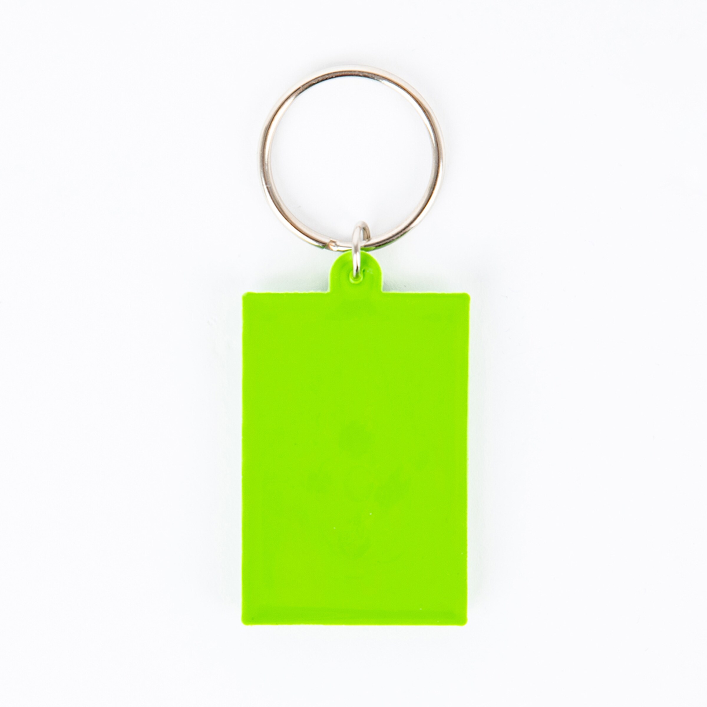 Grünes Schlüsselanhänger-Plättchen in Rechteckform.