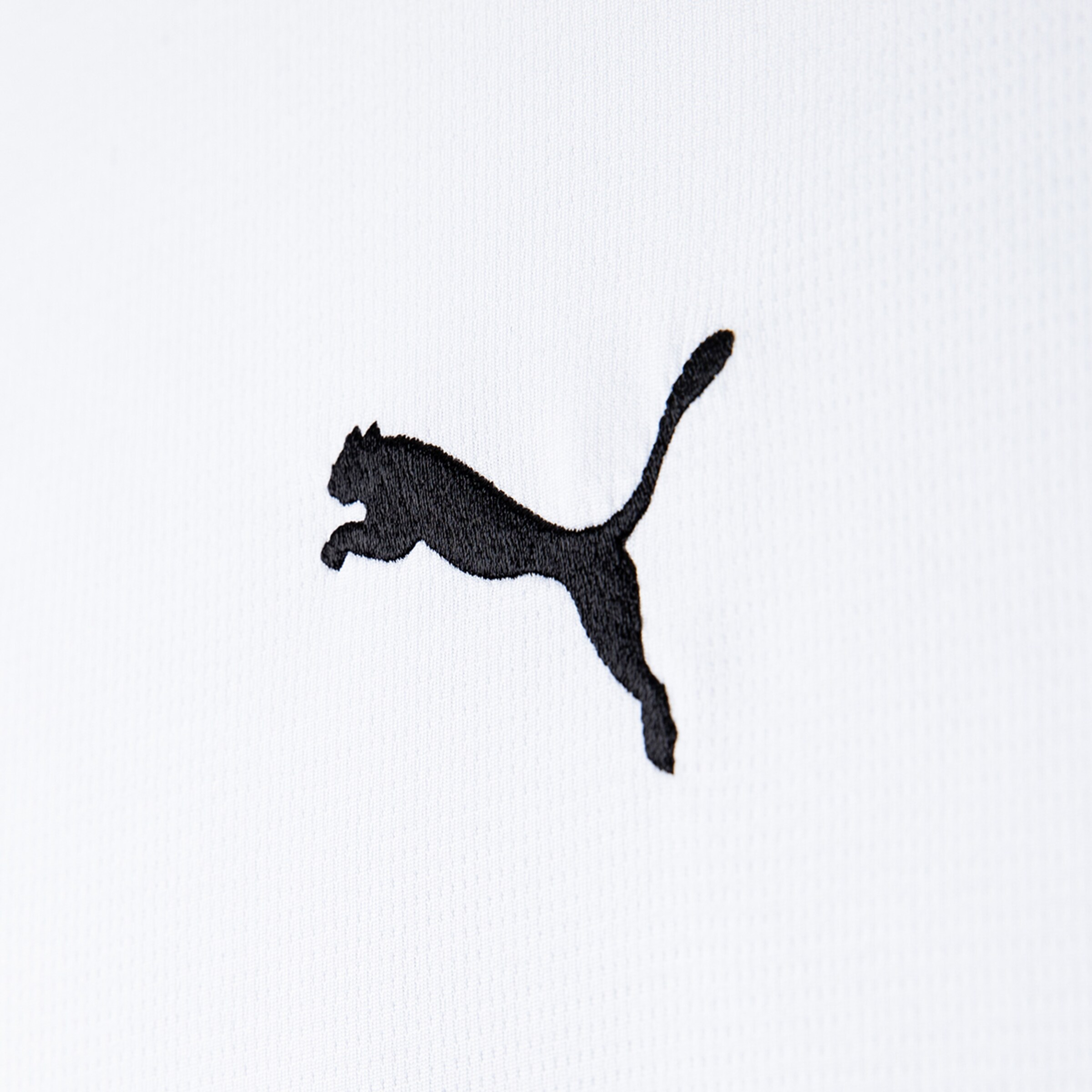 Puma-Logo in schwarzer Stickerei auf weißem Stoff.