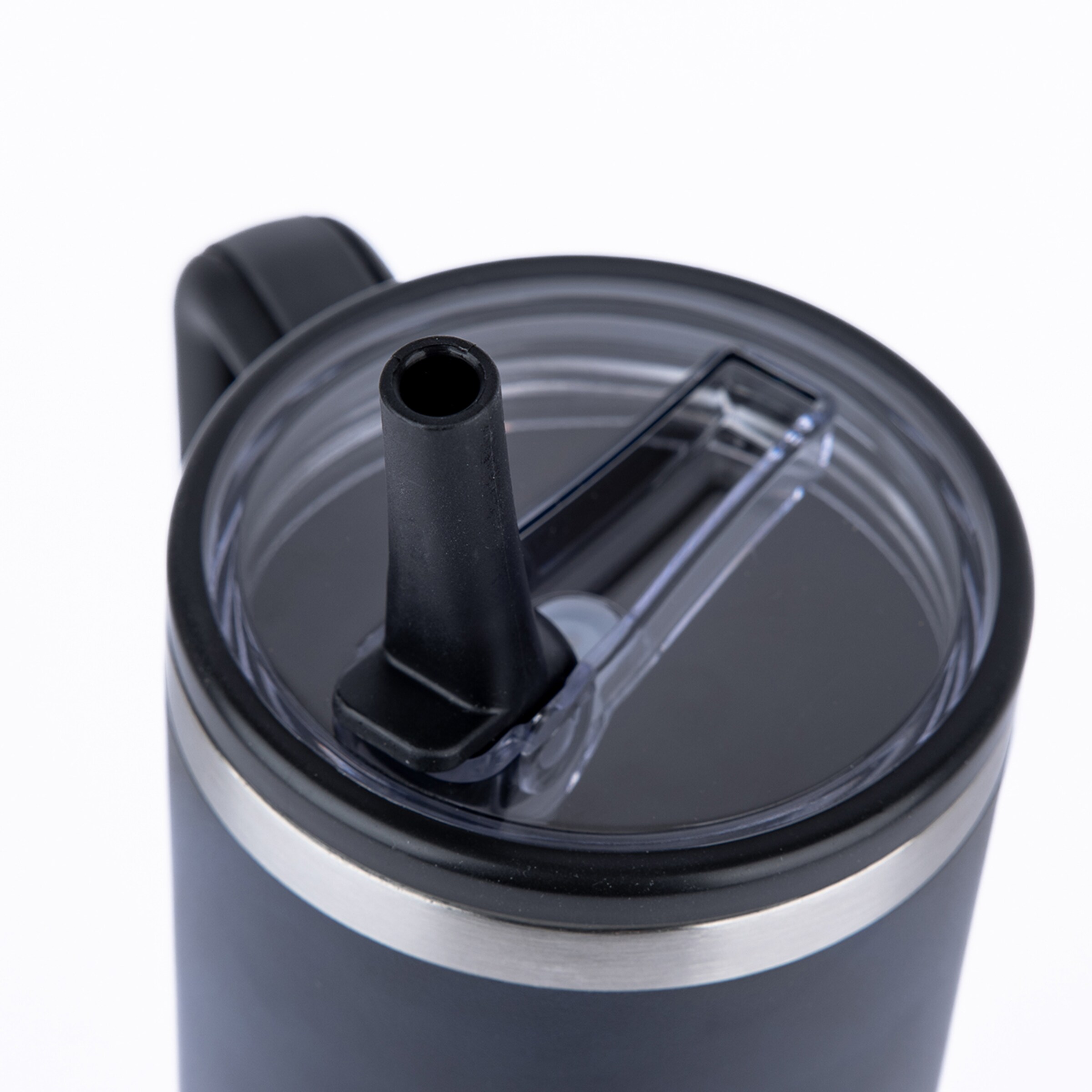 Draufsicht auf einen schwarzen Thermobecher mit transparentem Deckel, integriertem Trinkhalm und silbernem Rand.