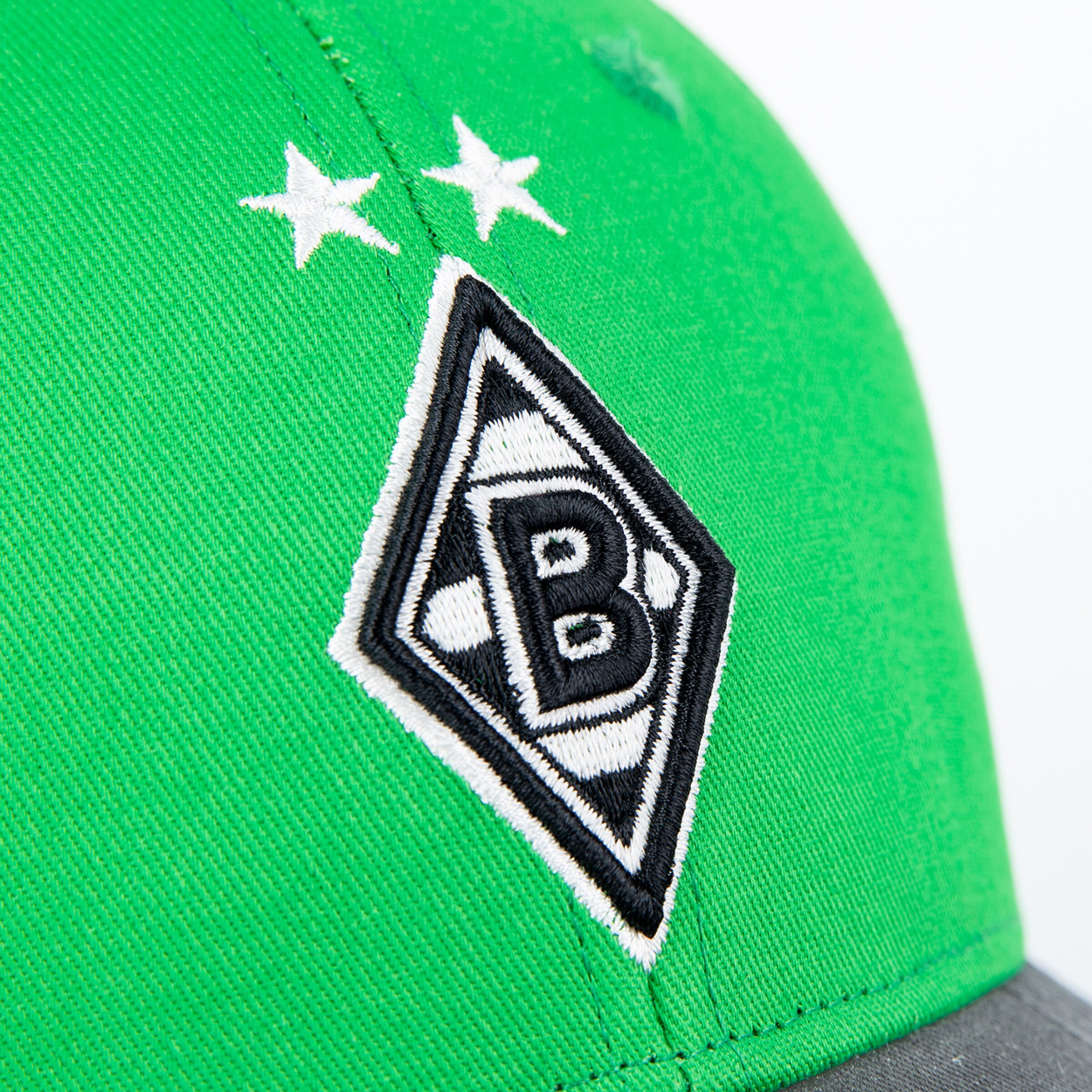 Grüne Mütze mit dem Logo von Borussia Mönchengladbach und zwei Sternen.