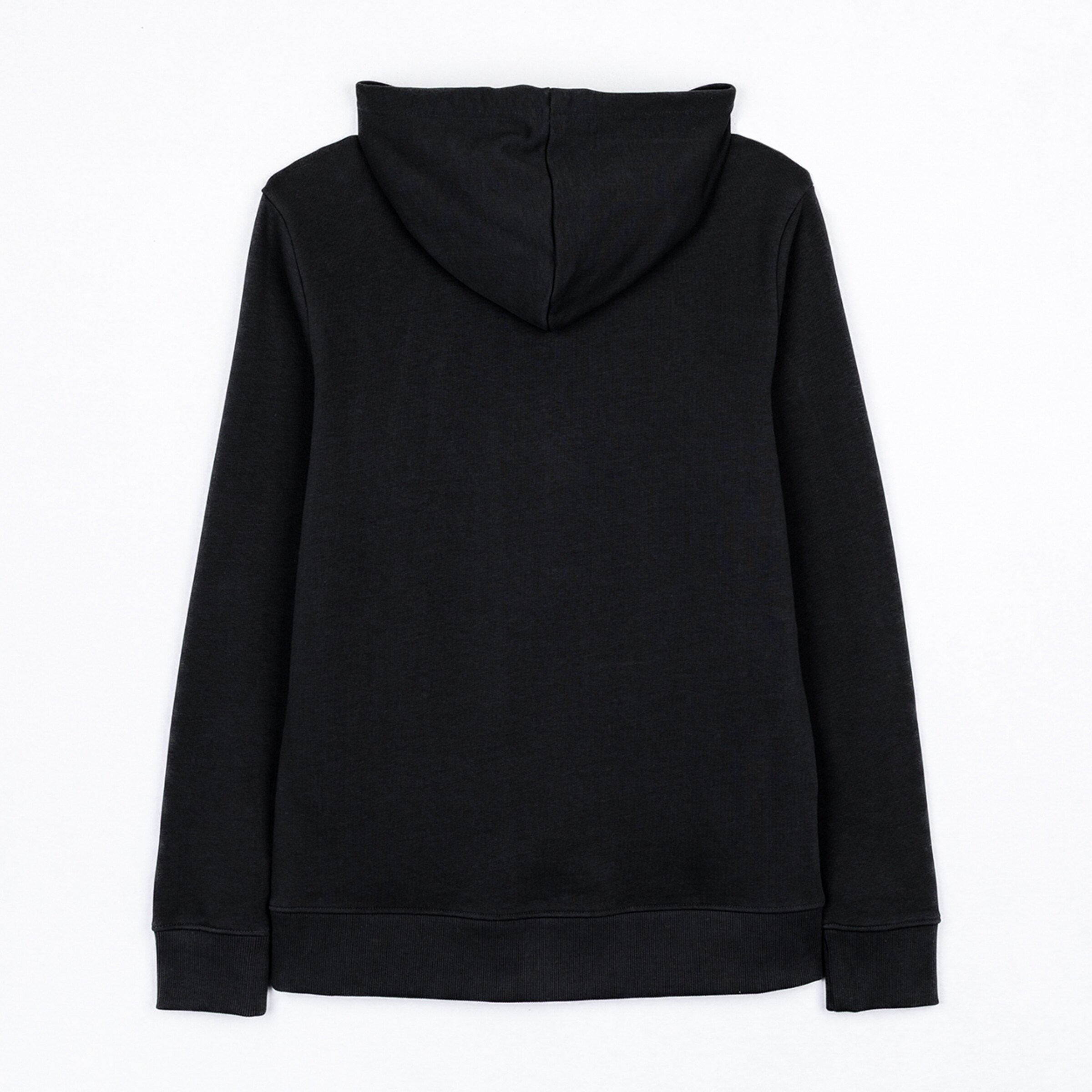 Rückansicht eines schlichten schwarzen Kapuzenpullovers mit Rippbündchen an Ärmeln und Saum auf weißem Hintergrund.
