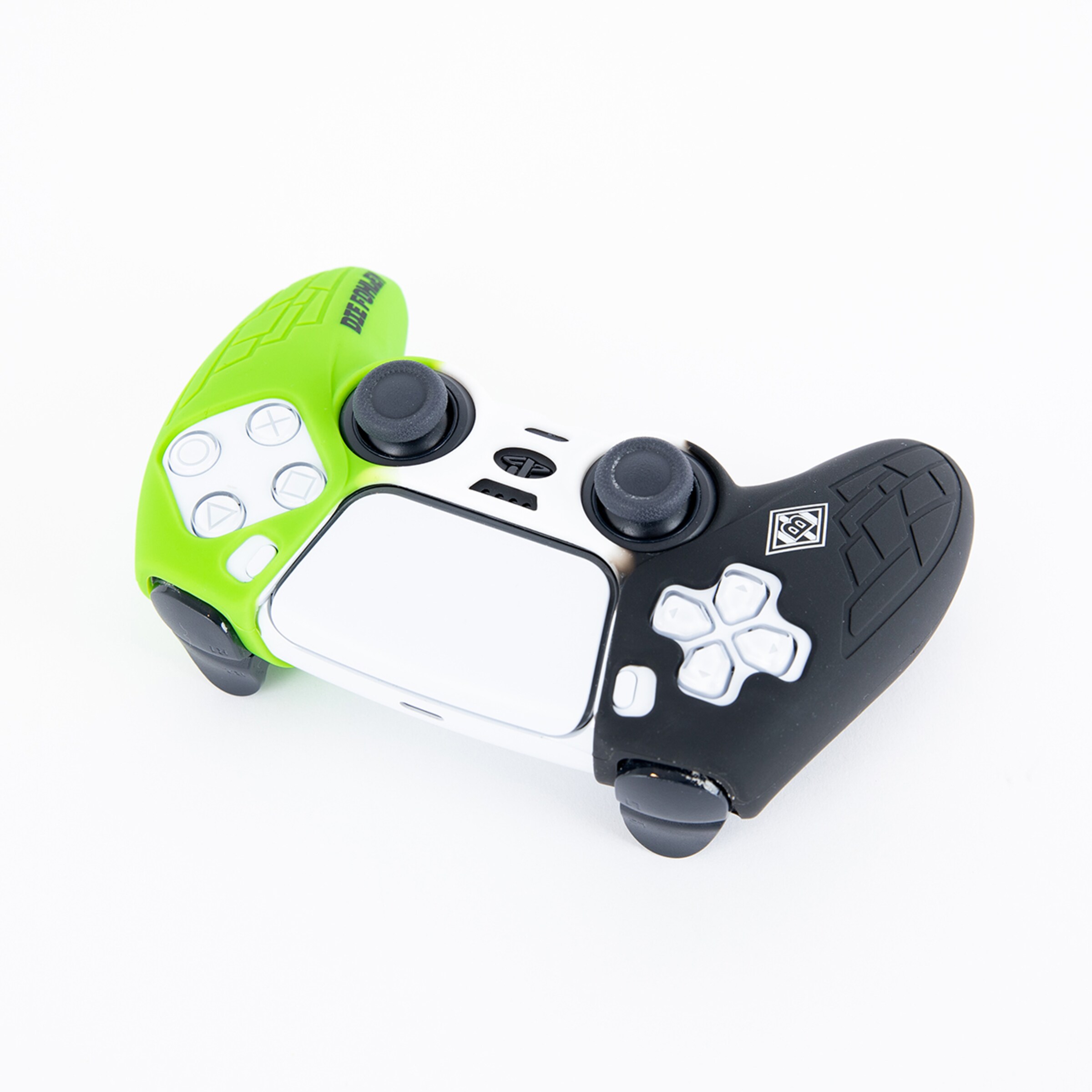 Schwarzer und grüner Spielcontroller mit weißen Tasten.