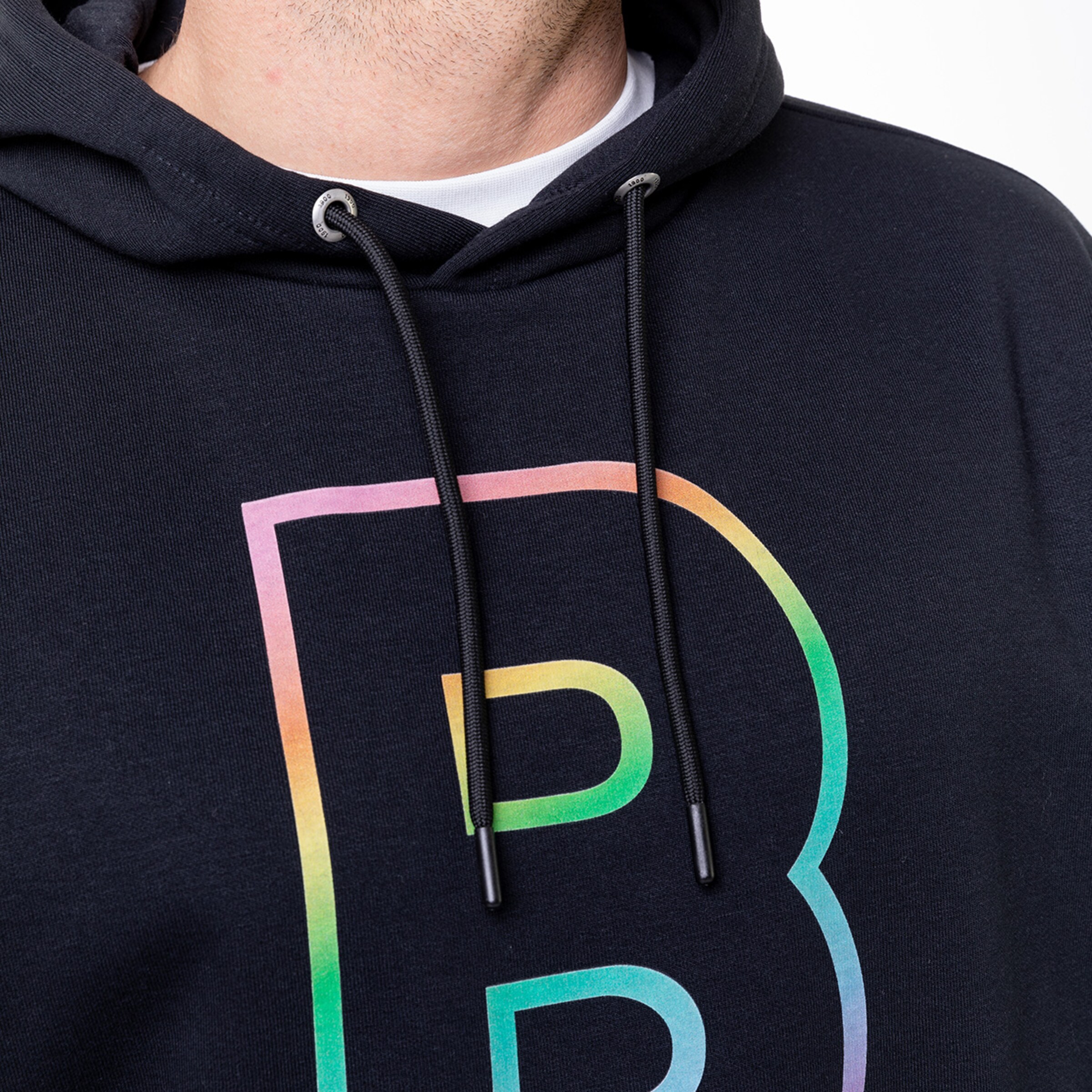 Schwarzer Hoodie mit buntem B-Logo und Kordelzügen.