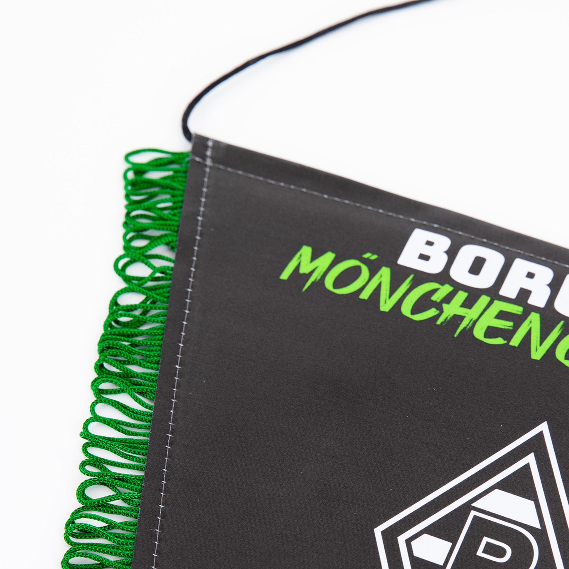 Schwarzer Schal mit dem Schriftzug Borussia Mönchengladbach und grünen Fransen.