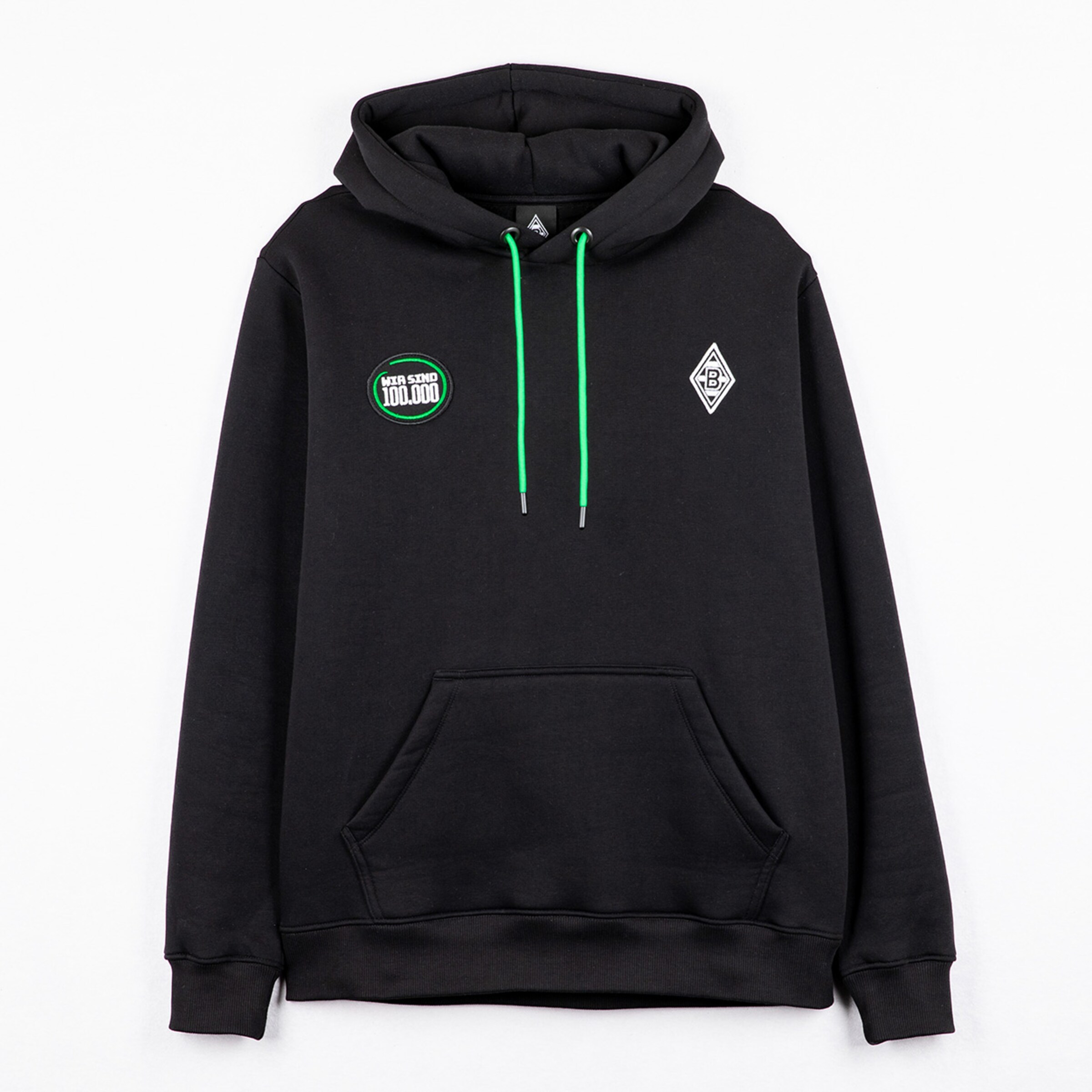 Schwarzer Hoodie mit grünen Kordeln, „Wir sind 100.000“-Patch links und Gladbach-Raute rechts auf der Brust.