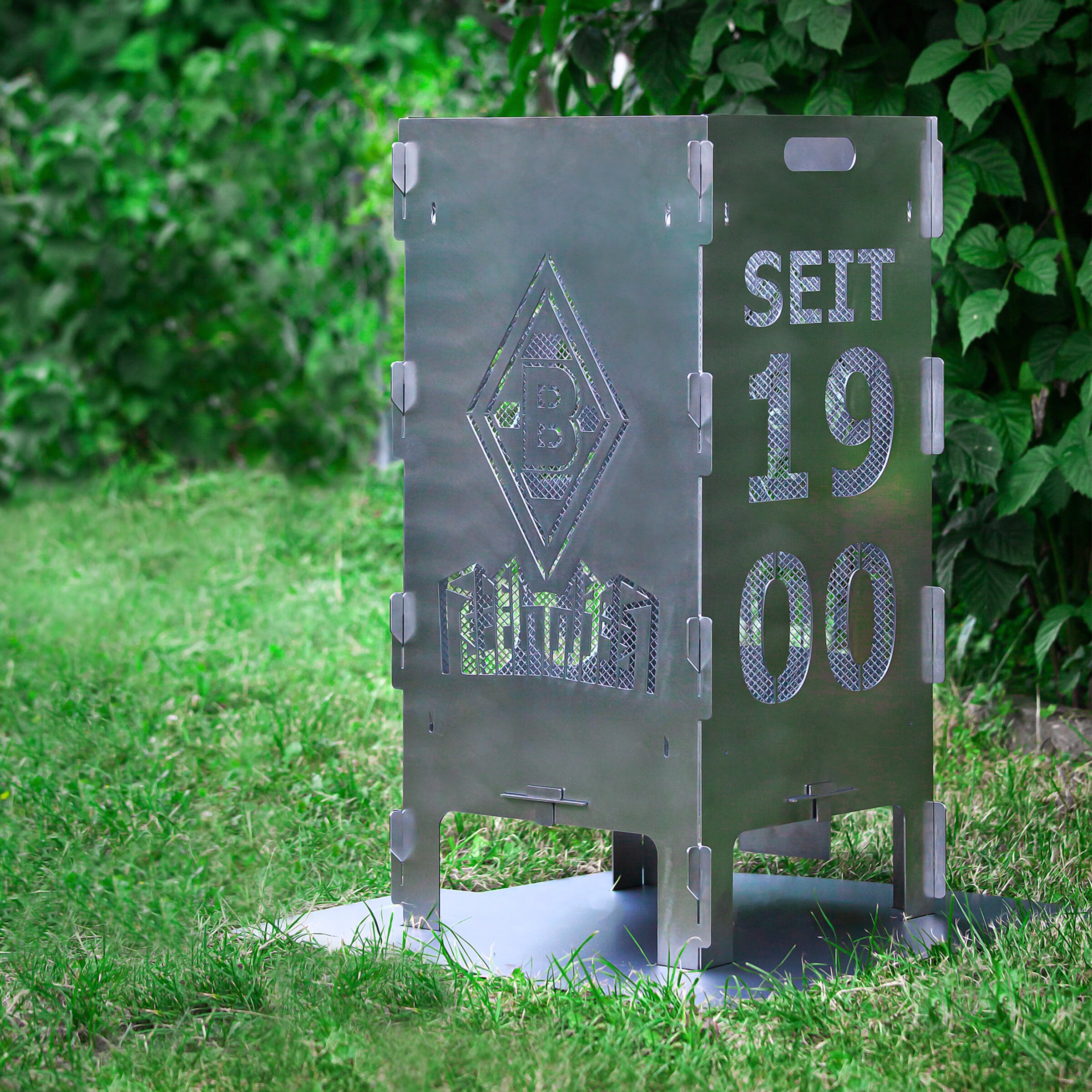 Metallische Grillsäule mit dem Schriftzug SEIT 1900 und dem Borussia Mönchengladbach Logo.