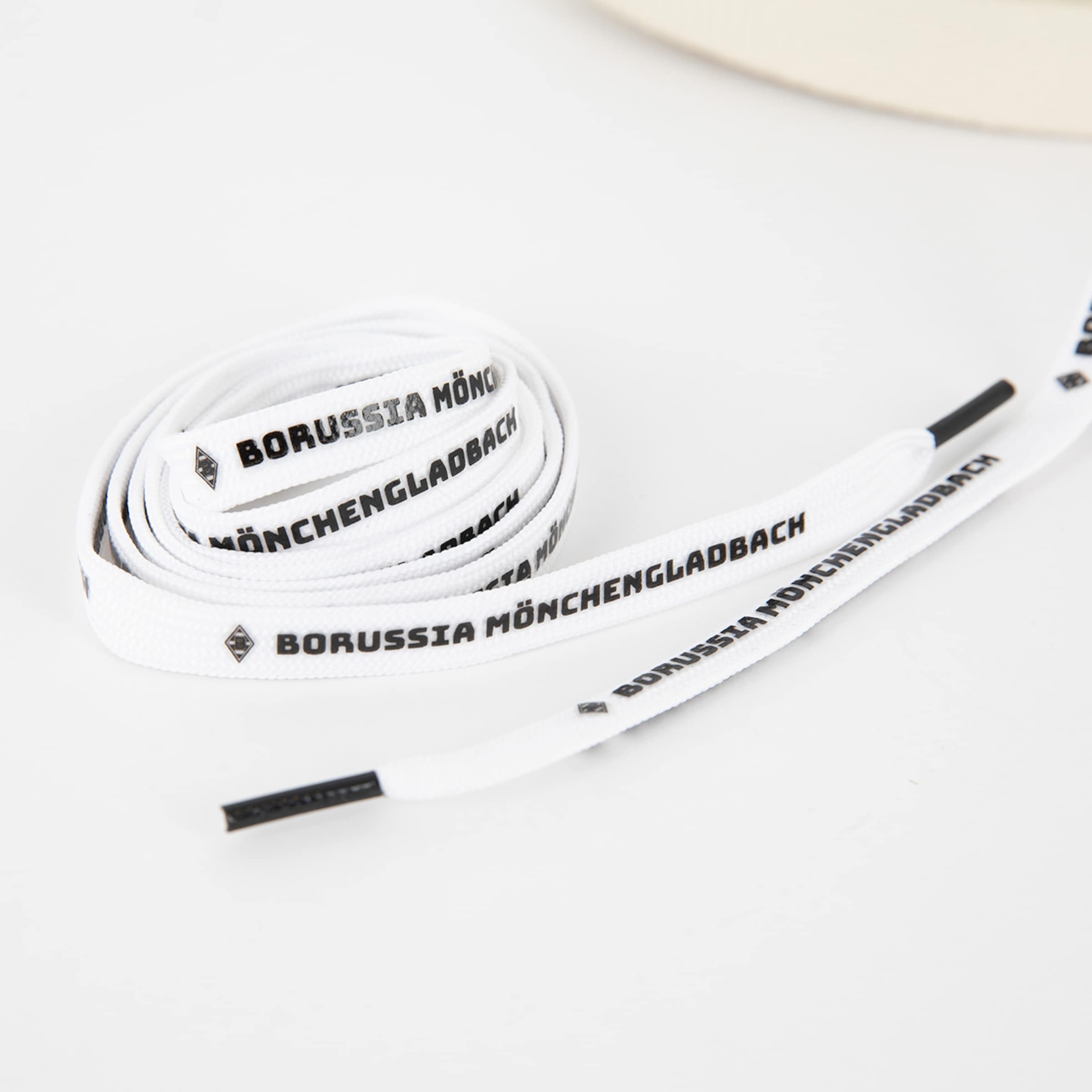 Weißes Schuhband mit dem Schriftzug BORUSSIA MÖNCHENGLADBACH.