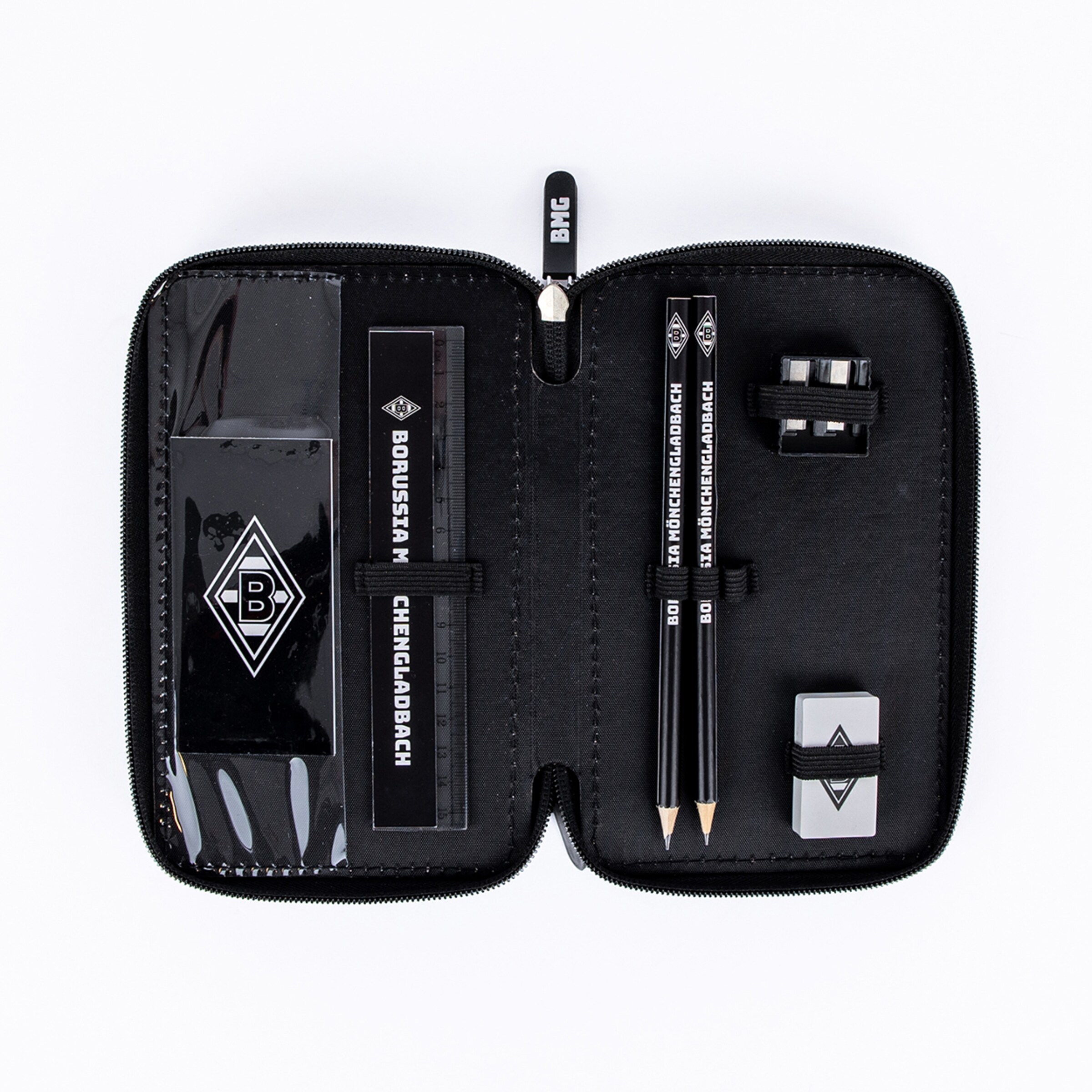 Offenes schwarzes Etui mit Schreibwaren. Darin sind ein Lineal, zwei Bleistifte, ein Spitzer und ein Radiergummi, alle mit dem Borussia Mönchengladbach Logo. Die Marke BMG ist auch auf dem Zipper zu sehen.