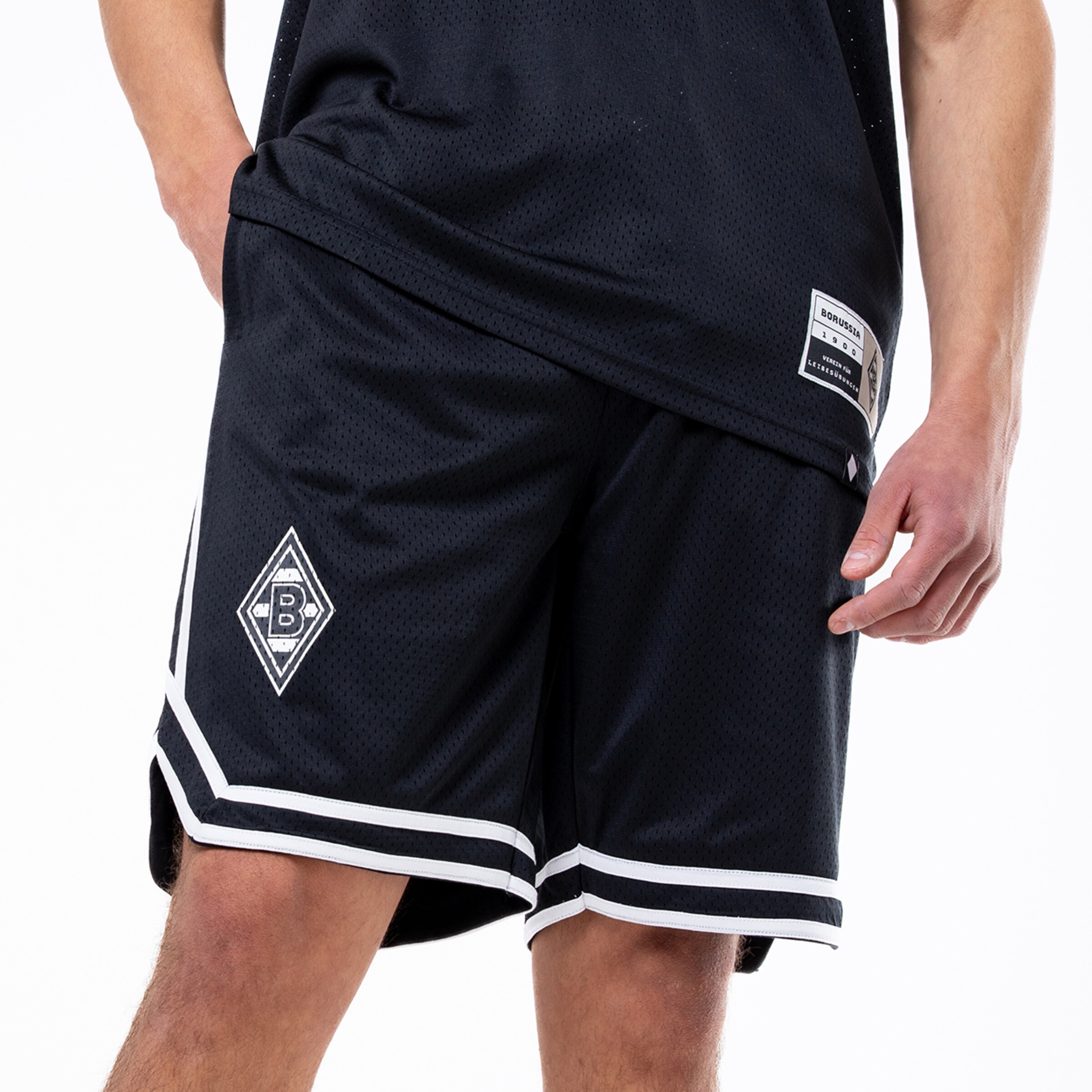 Schwarze Sportshorts mit weißem Streifen und Borussia Mönchengladbach-Logo.