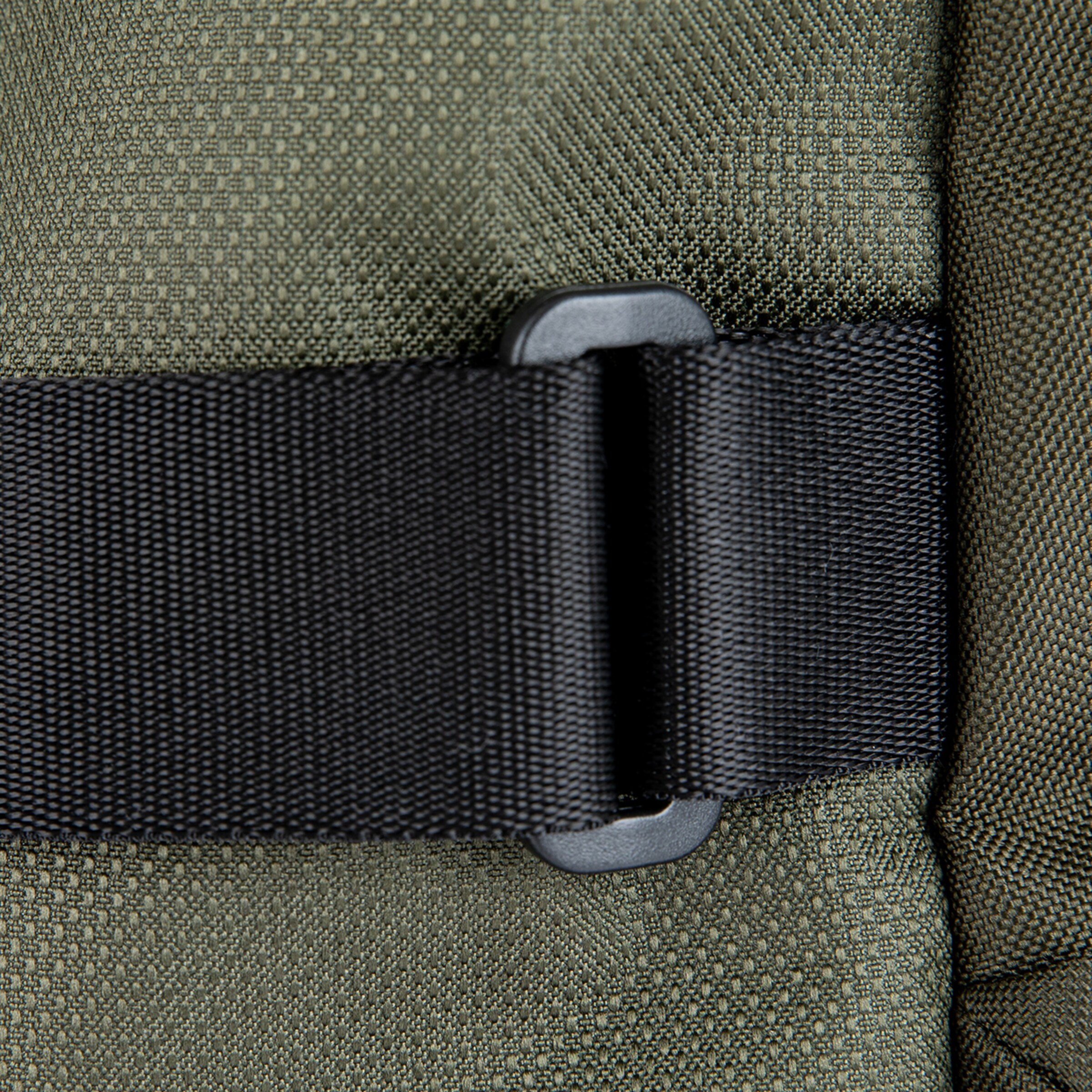 Schwarz-graues Gurtschnallen-Detail an einer Tasche