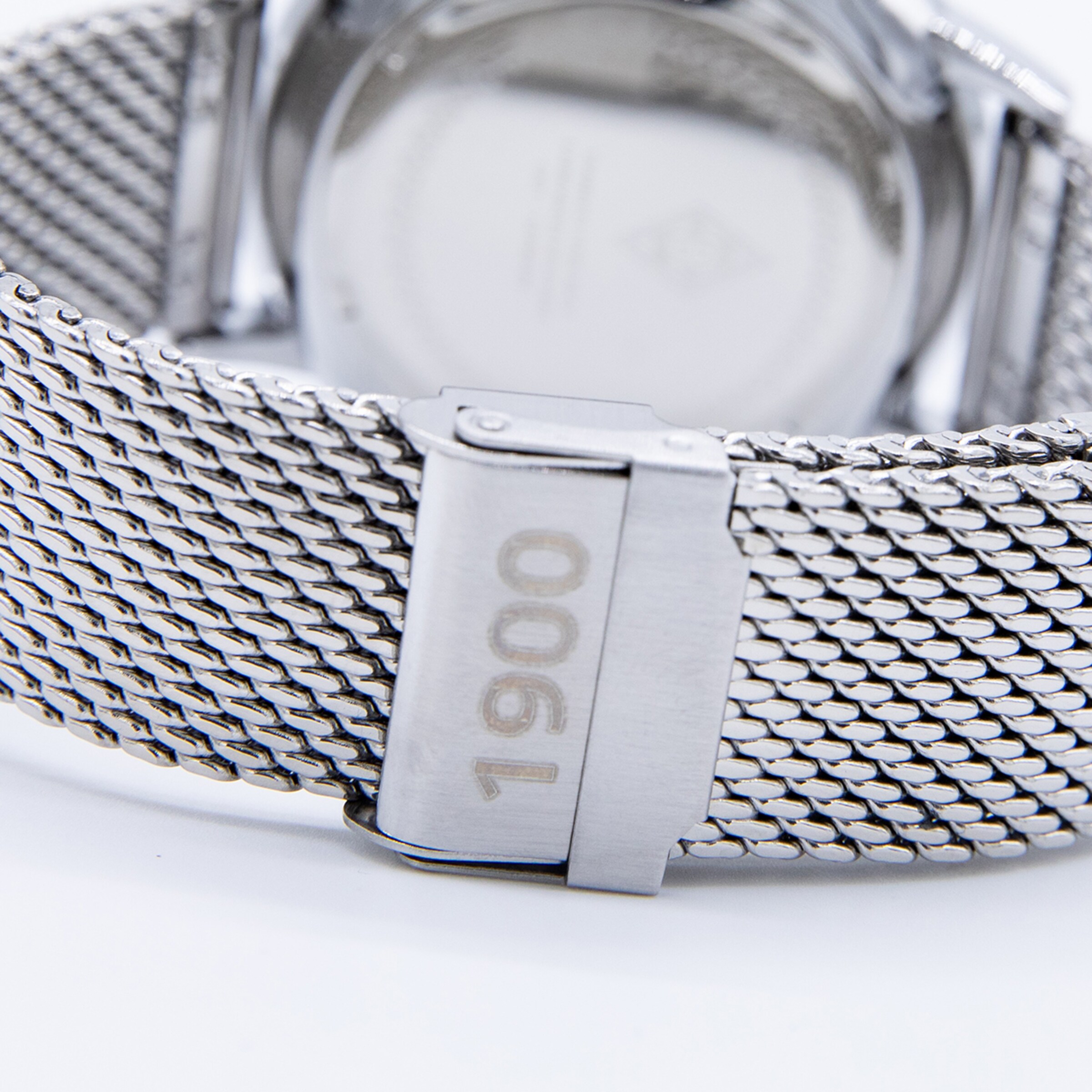 Uhr mit breitem silbernem Netzarmband und Edelstahlverschluss