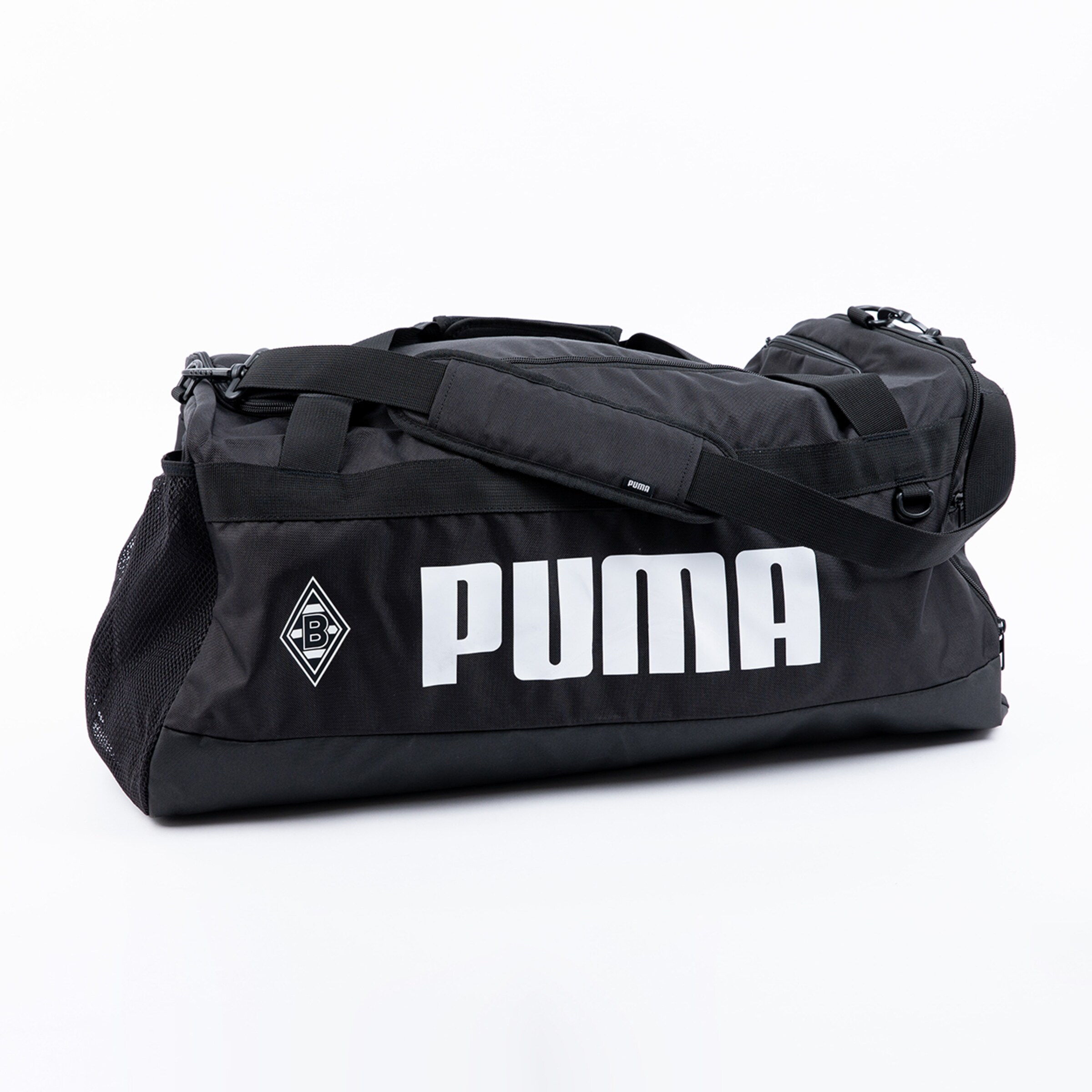 Schwarze Sporttasche mit dem Logo von Borussia Mönchengladbach und PUMA.