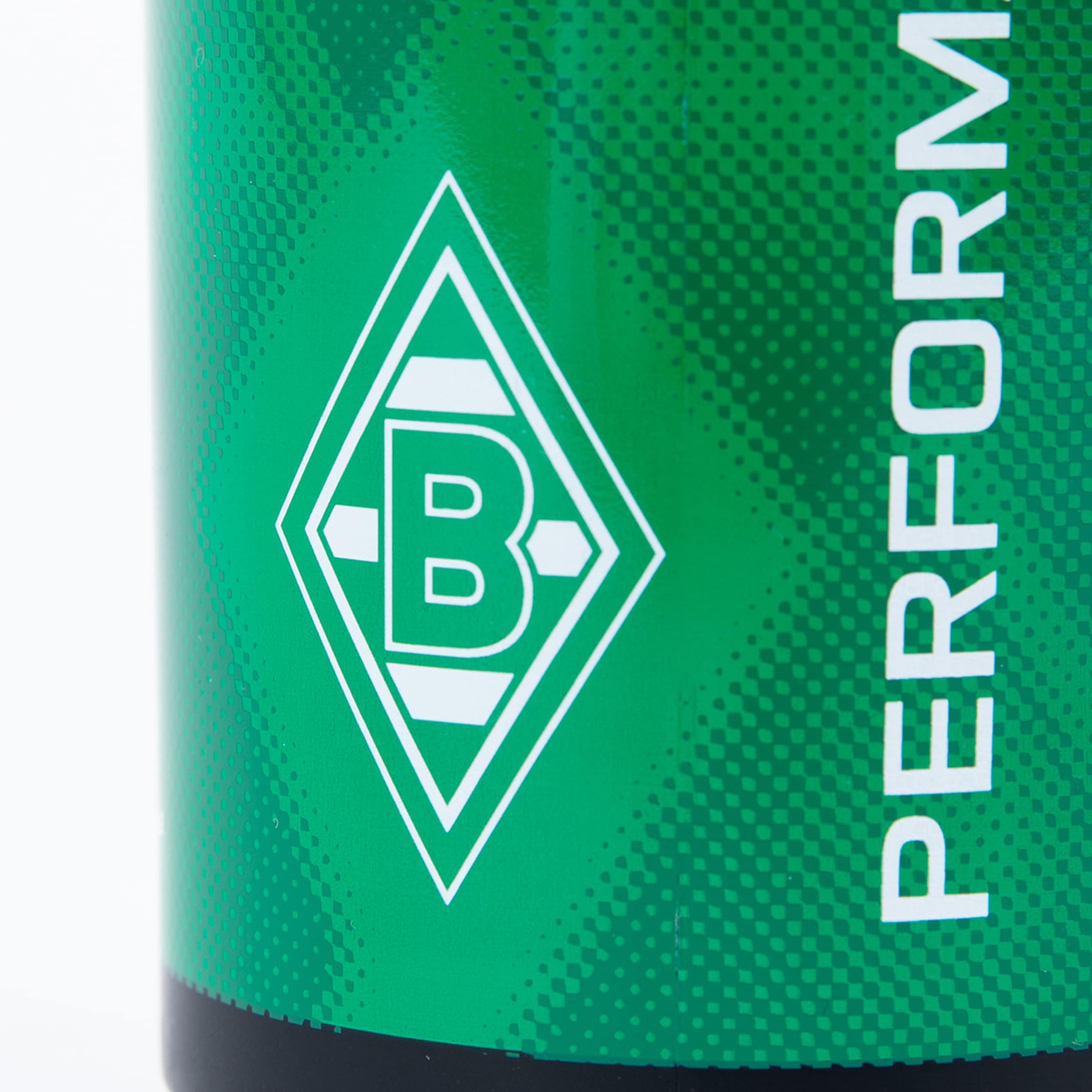 Nahaufnahme eines grünen Produkts mit weißem Borussia Mönchengladbach Wappen und vertikalem Schriftzug 'PERFORM'. Die grüne Oberfläche hat ein dunkelgrünes kariertes Muster und einen schwarzen Boden.