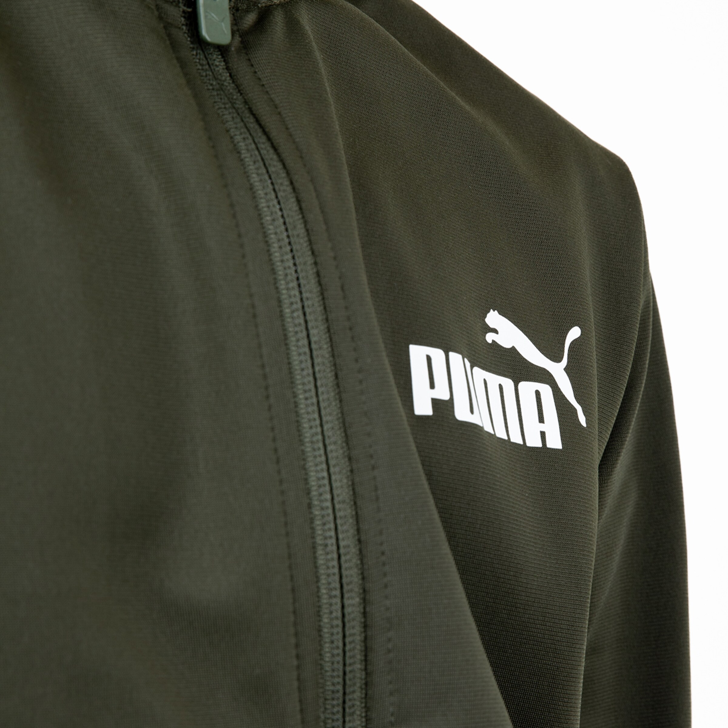 Schwarze Jacke mit PUMA-Logo auf der Brust.