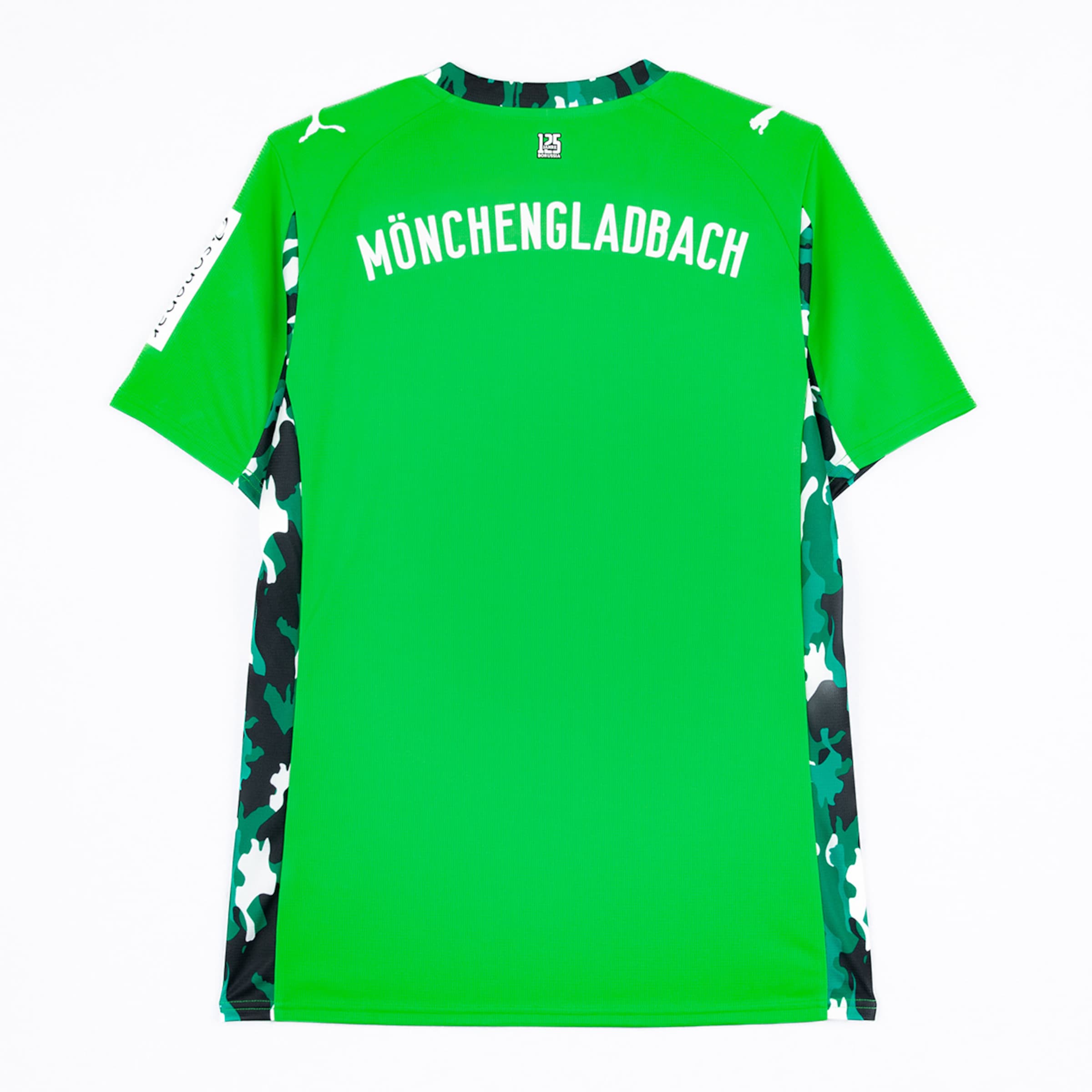 Grünes Fußballtrikot mit camouflagemuster seitlich und dem Schriftzug Mönchengladbach auf dem Rücken.