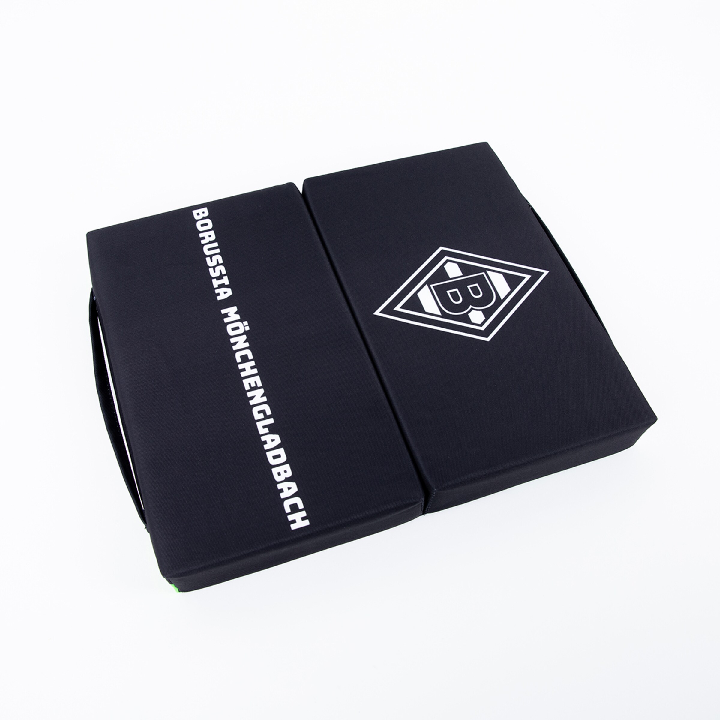 Schwarz-gelatiner Kunststoffbeutel mit aufgeklapptem Deckel auf dem der Name Borussia Mönchengladbach und das Logo der Mannschaft zu sehen sind.