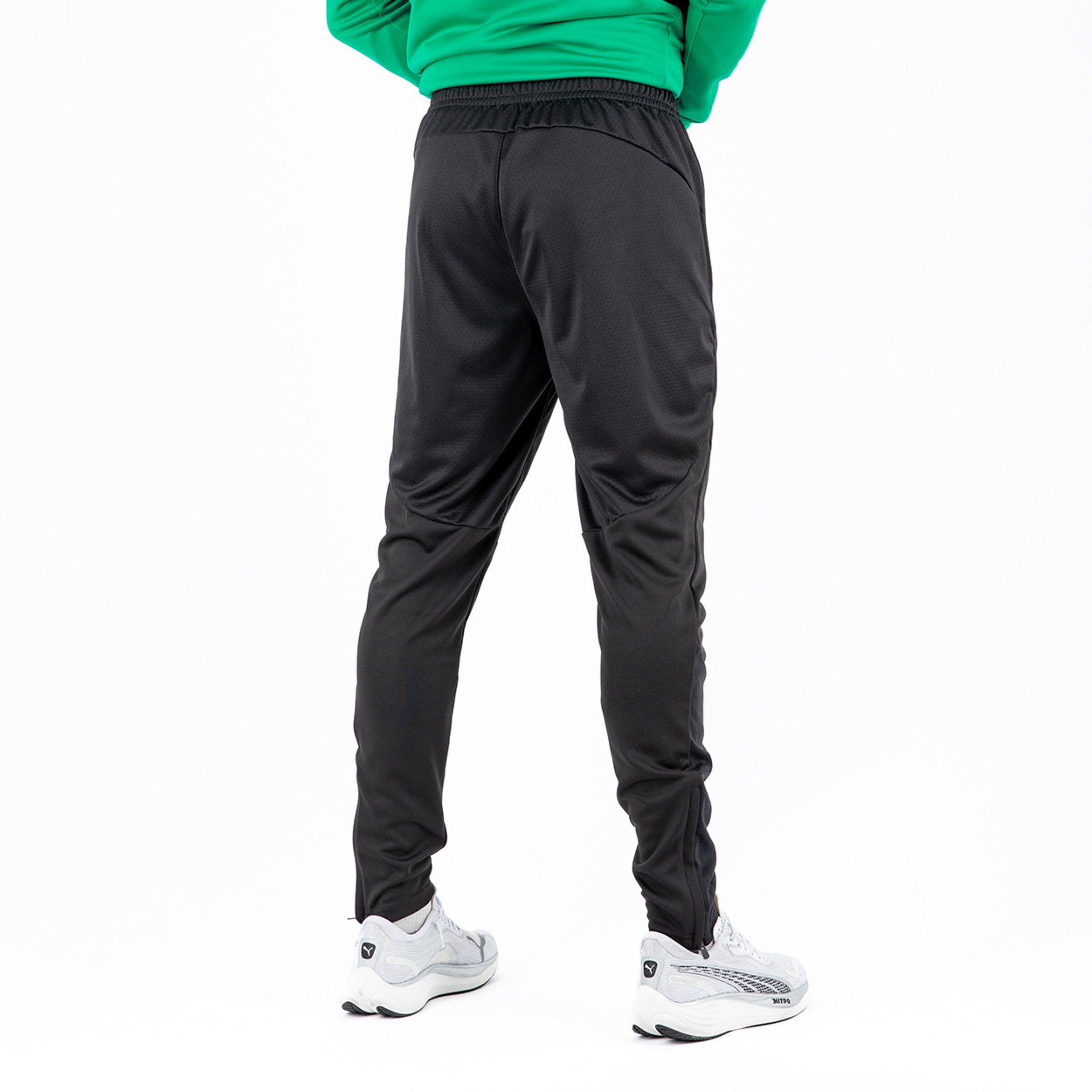 Schwarze Trainingshose mit elastischem Bund von hinten betrachtet.