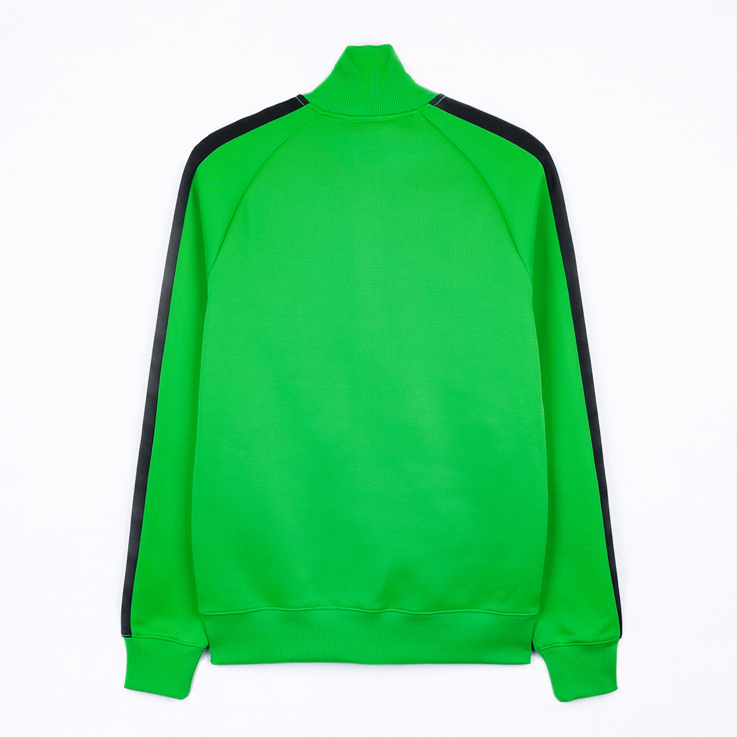 Rückansicht einer grünen Trainingsjacke mit schwarzen Ärmelstreifen, hohem Rippkragen und Bündchen auf weißem Hintergrund.