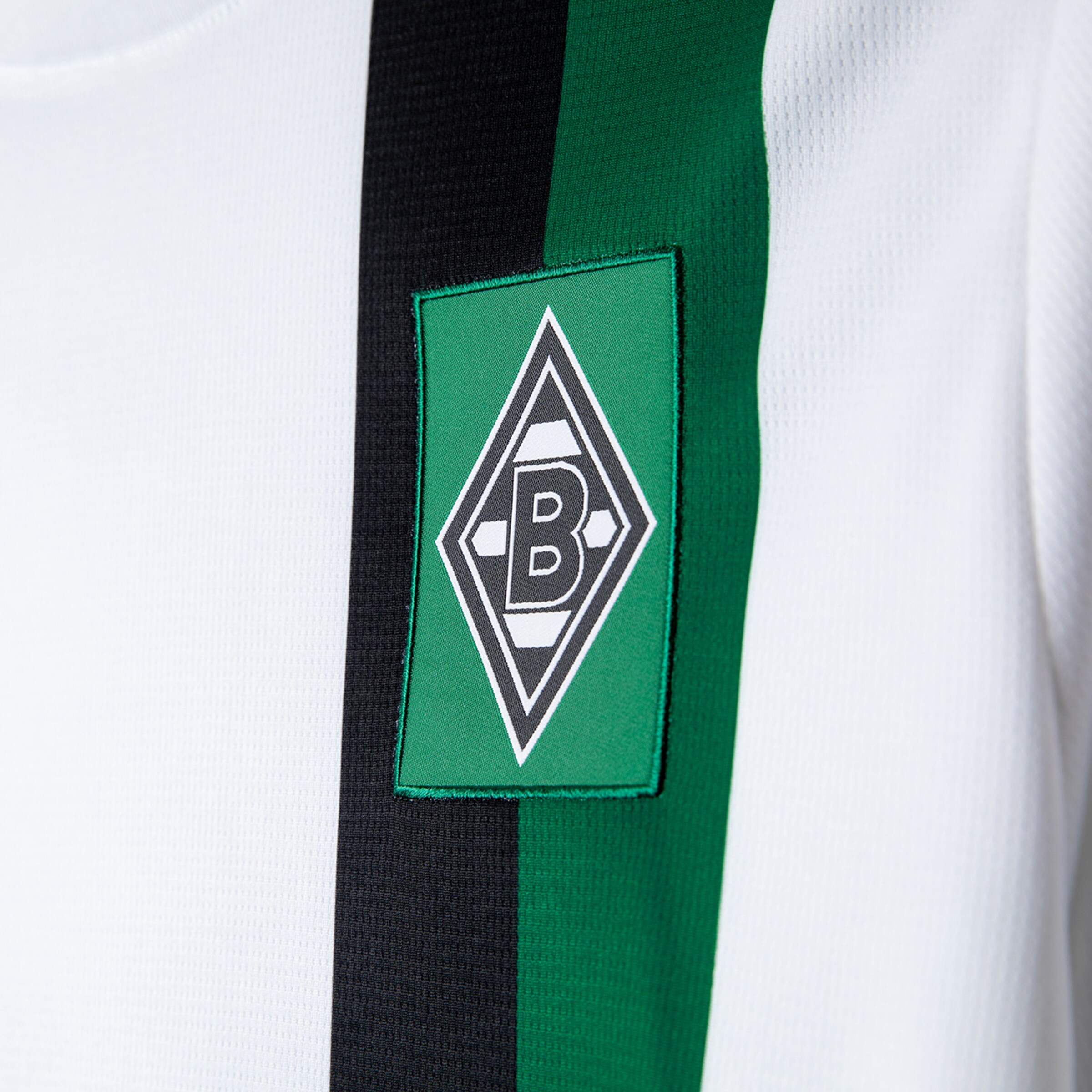Das Borussia Mönchengladbach Vereinswappen auf einem Trikot.