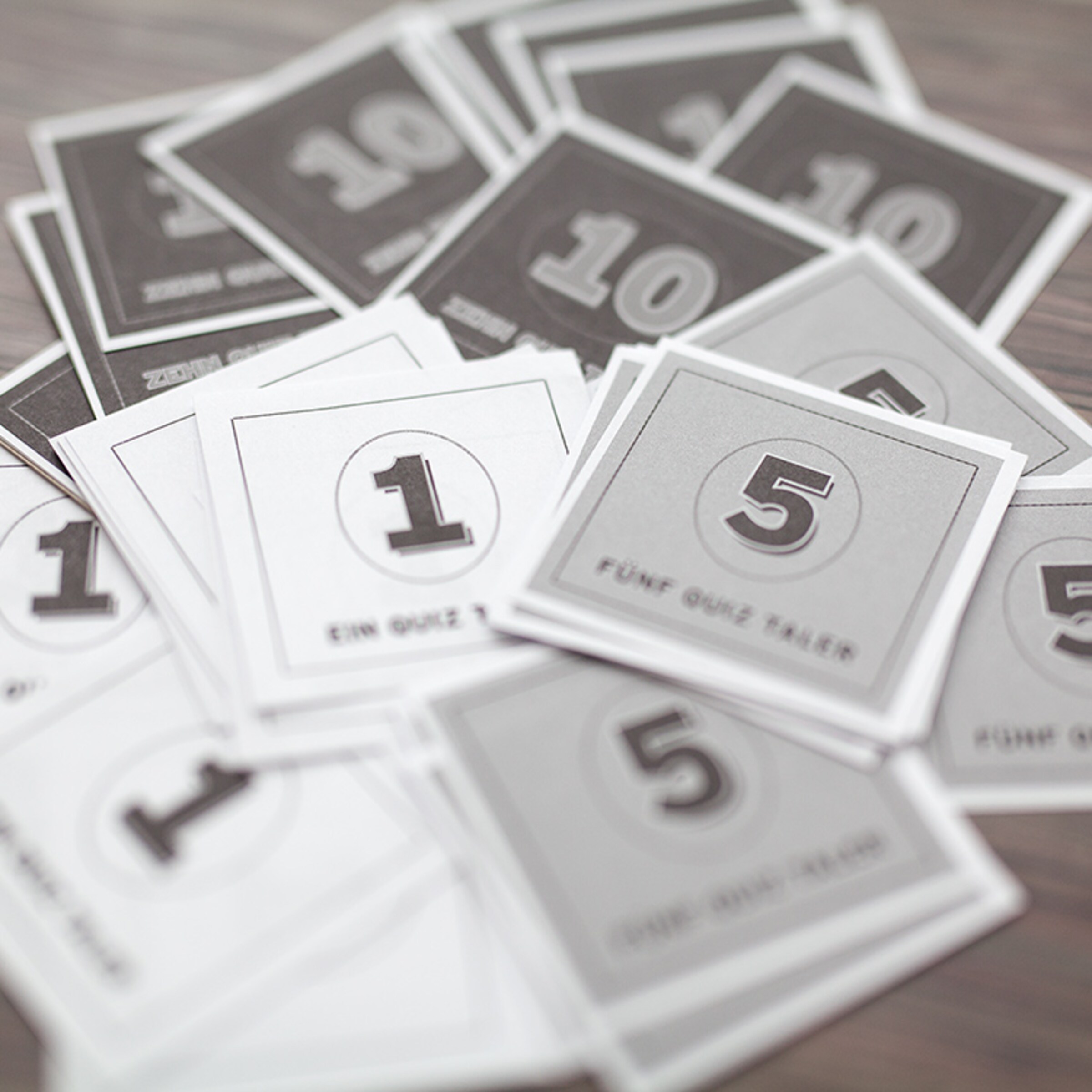 Eine Mischung aus Quizkarten mit Zahlen von 1 bis 10 in schwarz-weiß.