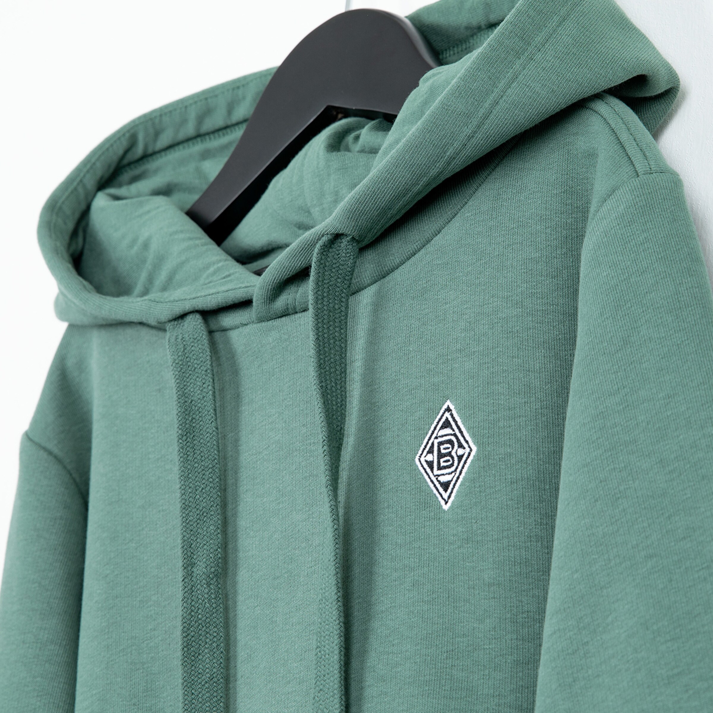 Grüne Kapuzenjacke mit gesticktem Borussia Mönchengladbach-Logo.