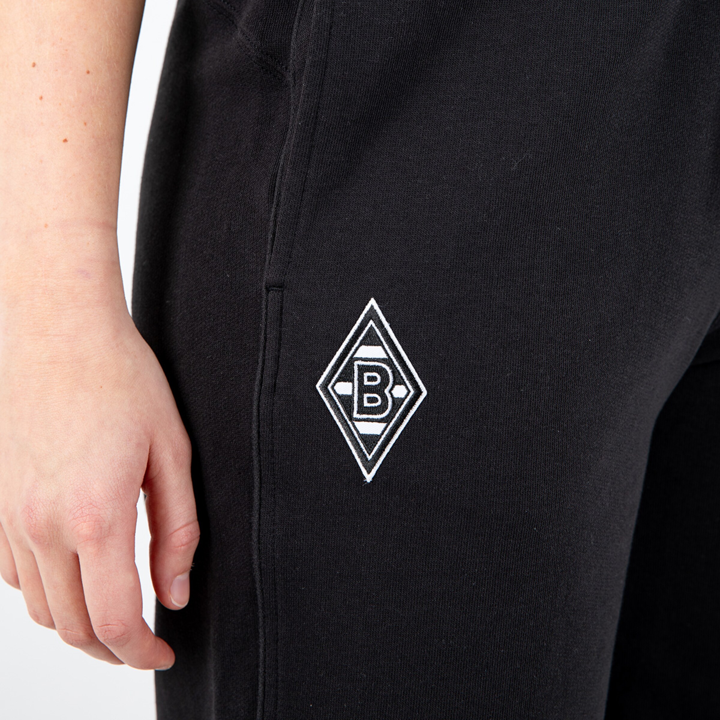 Schwarze Jogginghose mit gesticktem Borussia Mönchengladbach-Logo.