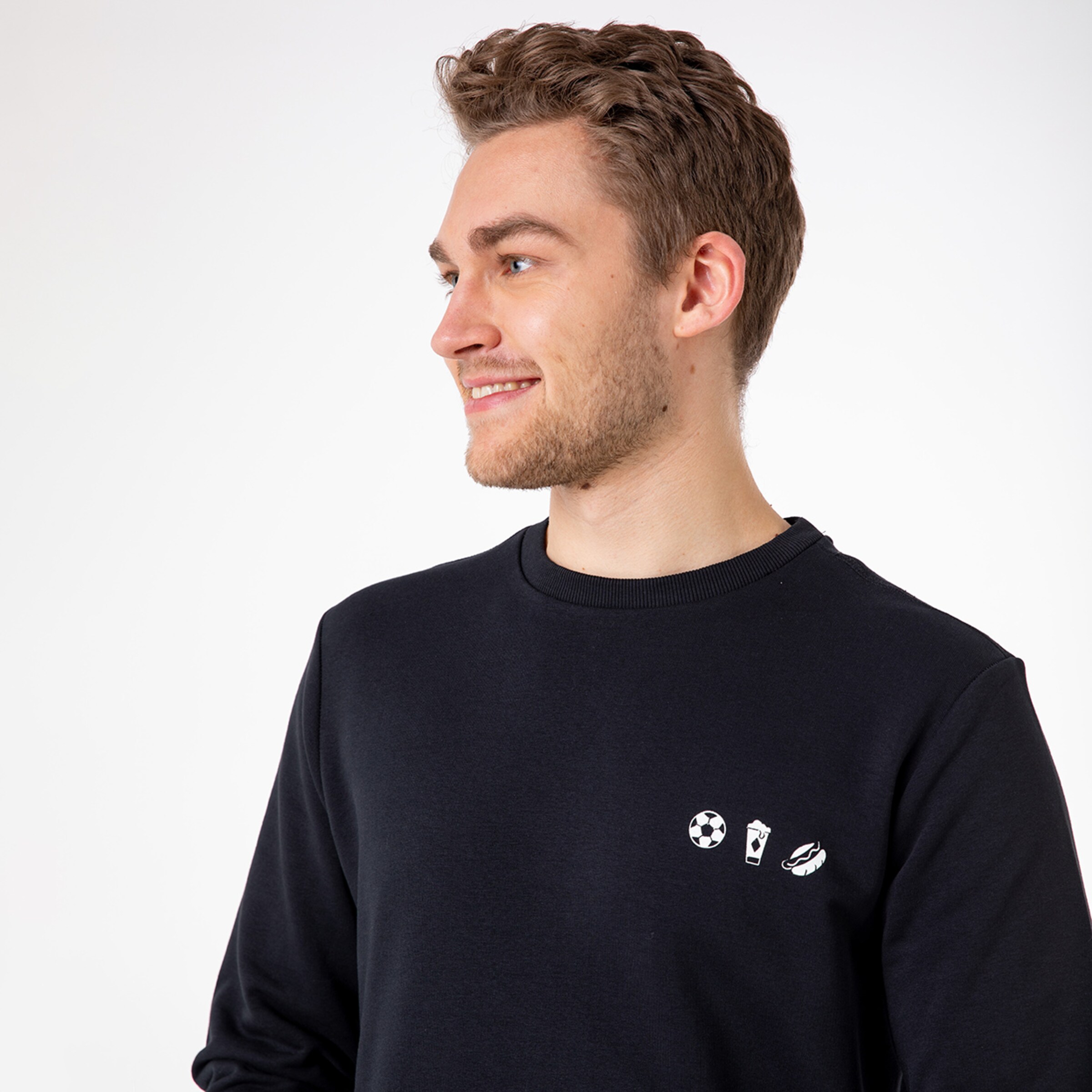 Mann in schwarzem Sweatshirt mit drei sportlichen Symbolen.