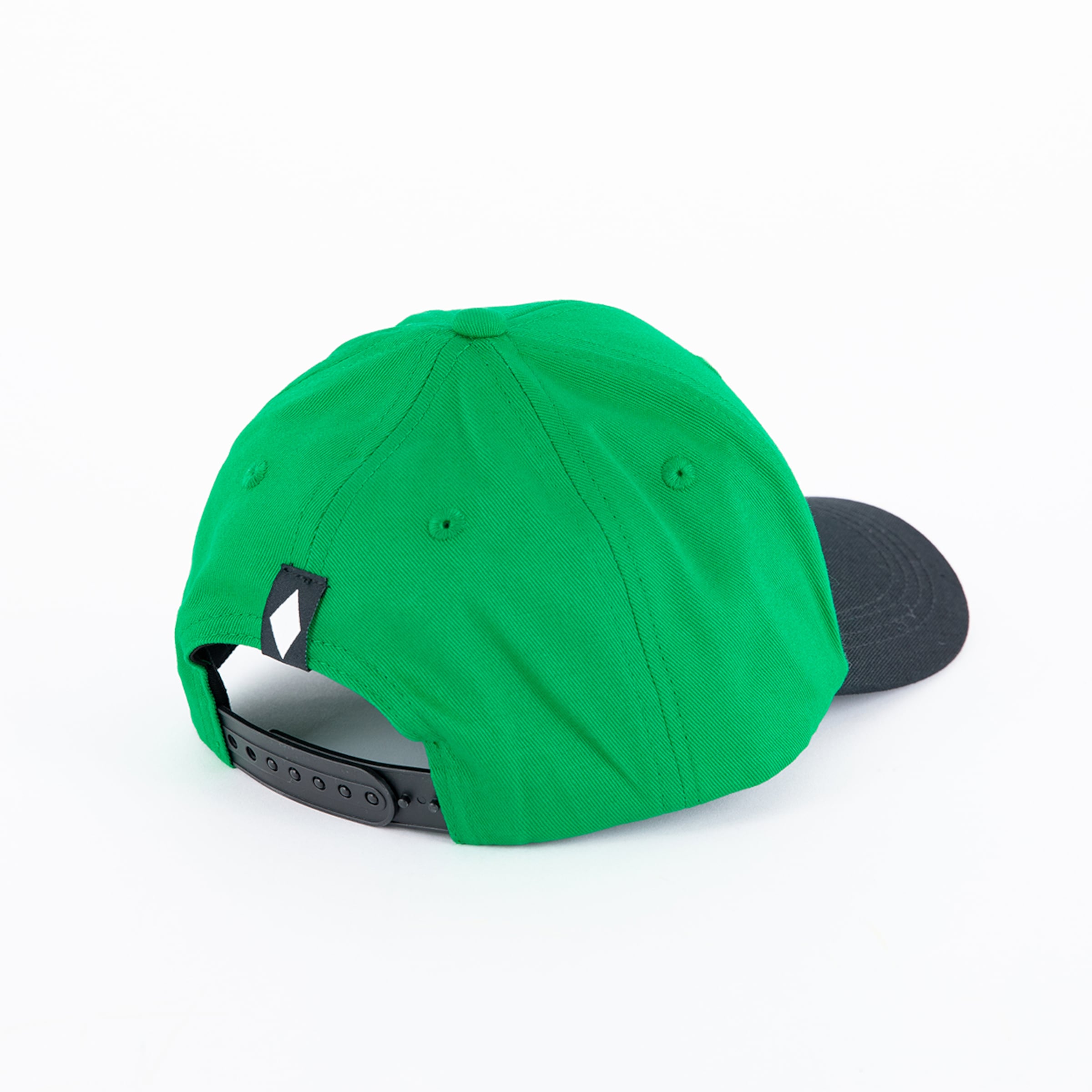 Rückansicht einer grünen Snapback-Cap mit schwarzem Schirm, verstellbarem Verschluss und Rauten-Logo auf weißem Hintergrund.