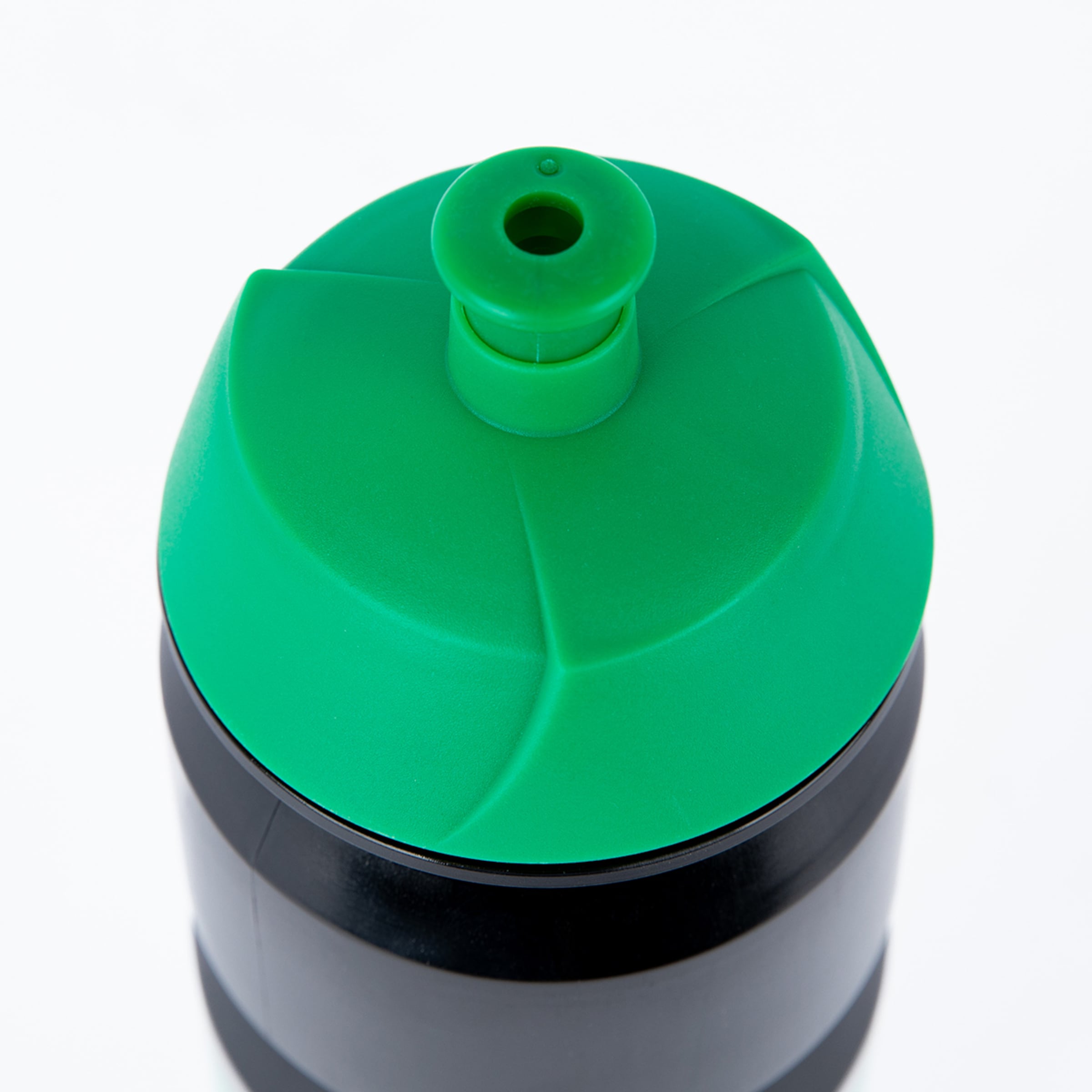 Nahaufnahme von oben einer schwarzen Trinkflasche mit leuchtend grünem, strukturiertem Deckel und einem erhöhten Trinkverschluss auf weißem Hintergrund.