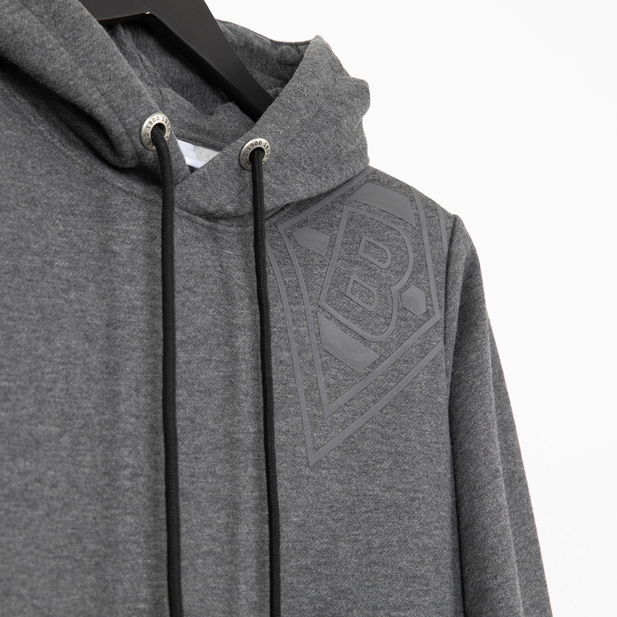 Grauer Hoodie mit aufgesticktem Borussia Mönchengladbach-Logo.