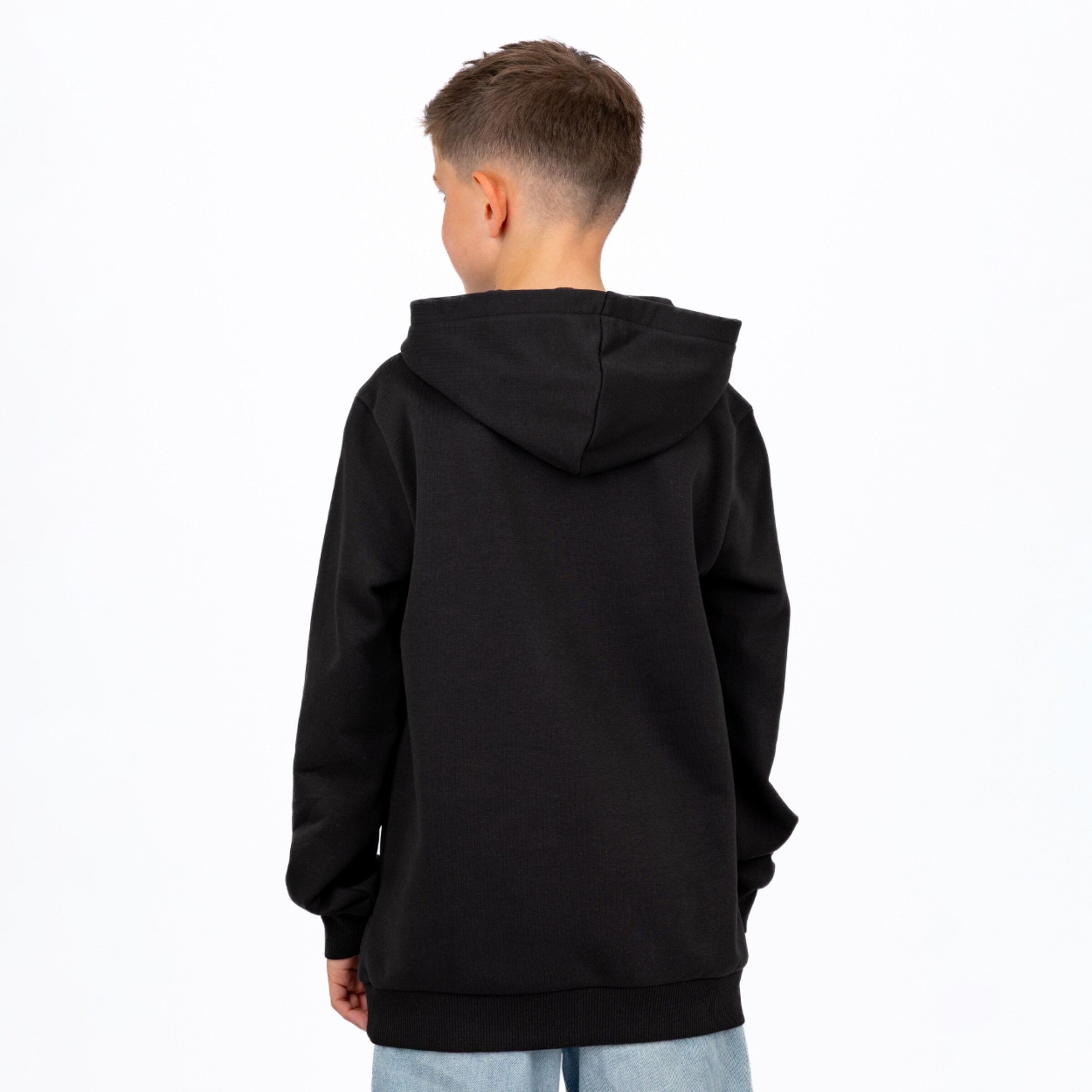 Rückenansicht eines Jungen, der einen schwarzen Kapuzenpullover trägt, auf weißem Hintergrund. Der Junge hat kurzes braunes Haar und sein rechtes Ohr ist sichtbar. Er trägt auch helle Jeans. Das Bild zeigt den Stoff und die Passform des Hoodies.