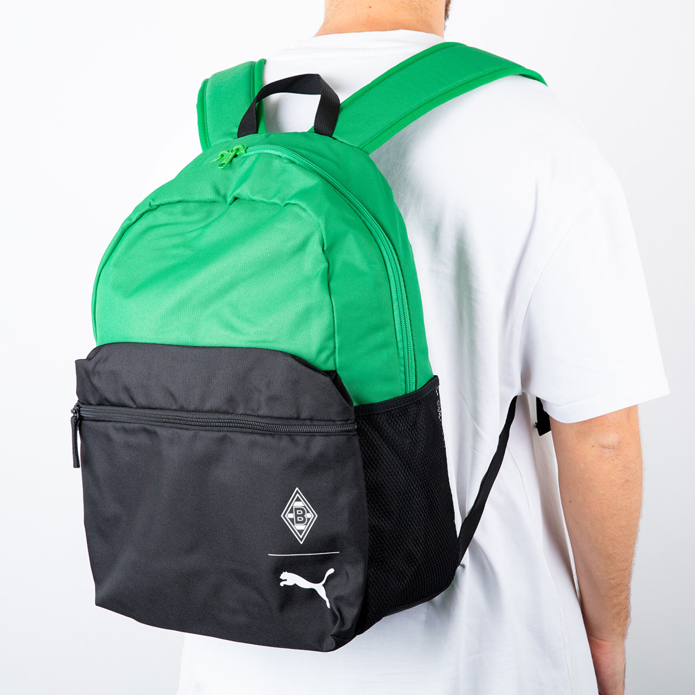 Grüner und schwarzer Rucksack mit Puma-Logo und Borussia Mönchengladbach-Emblem.
