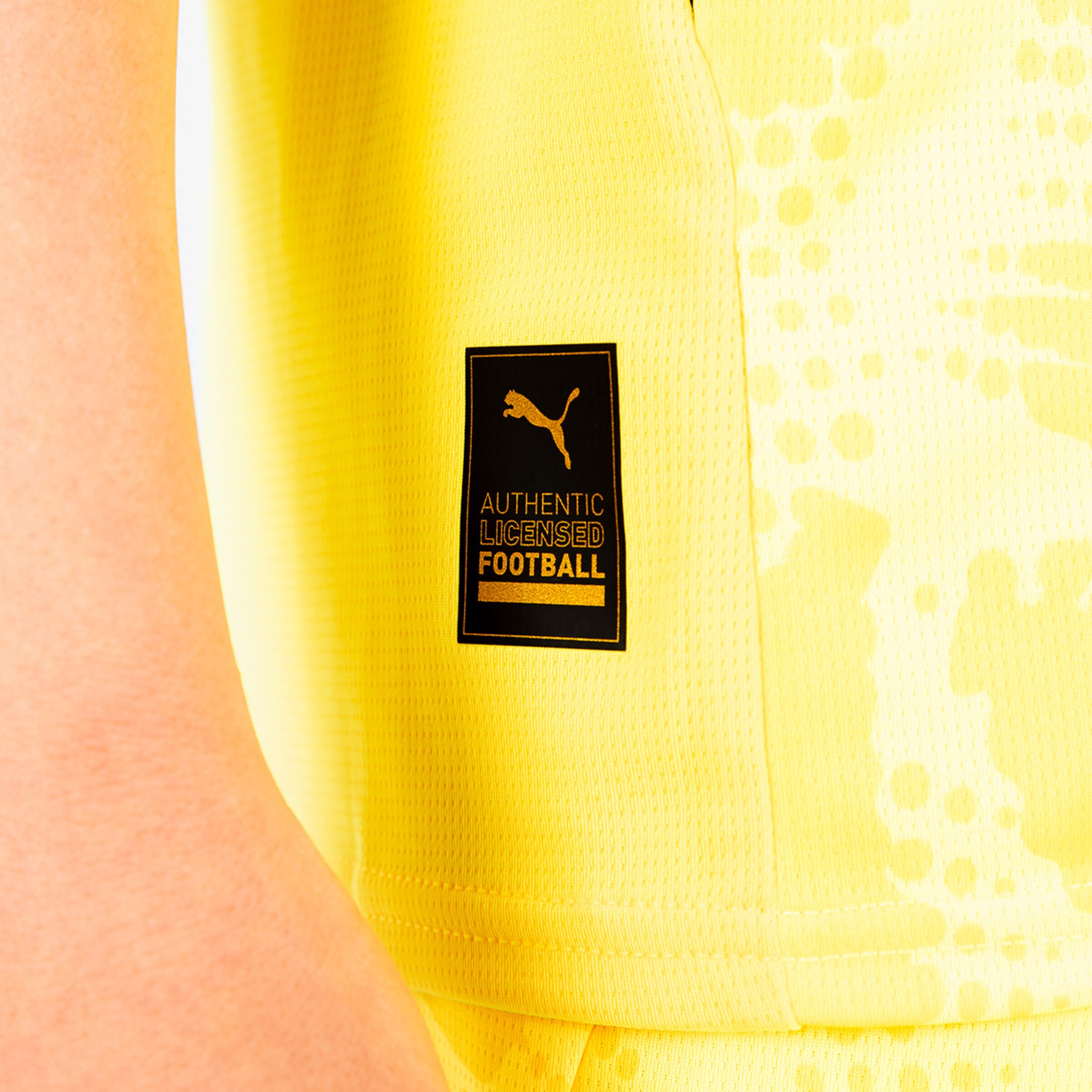 Authentisches Lizenztrikot von Puma gelbe Farbe enganliegend.