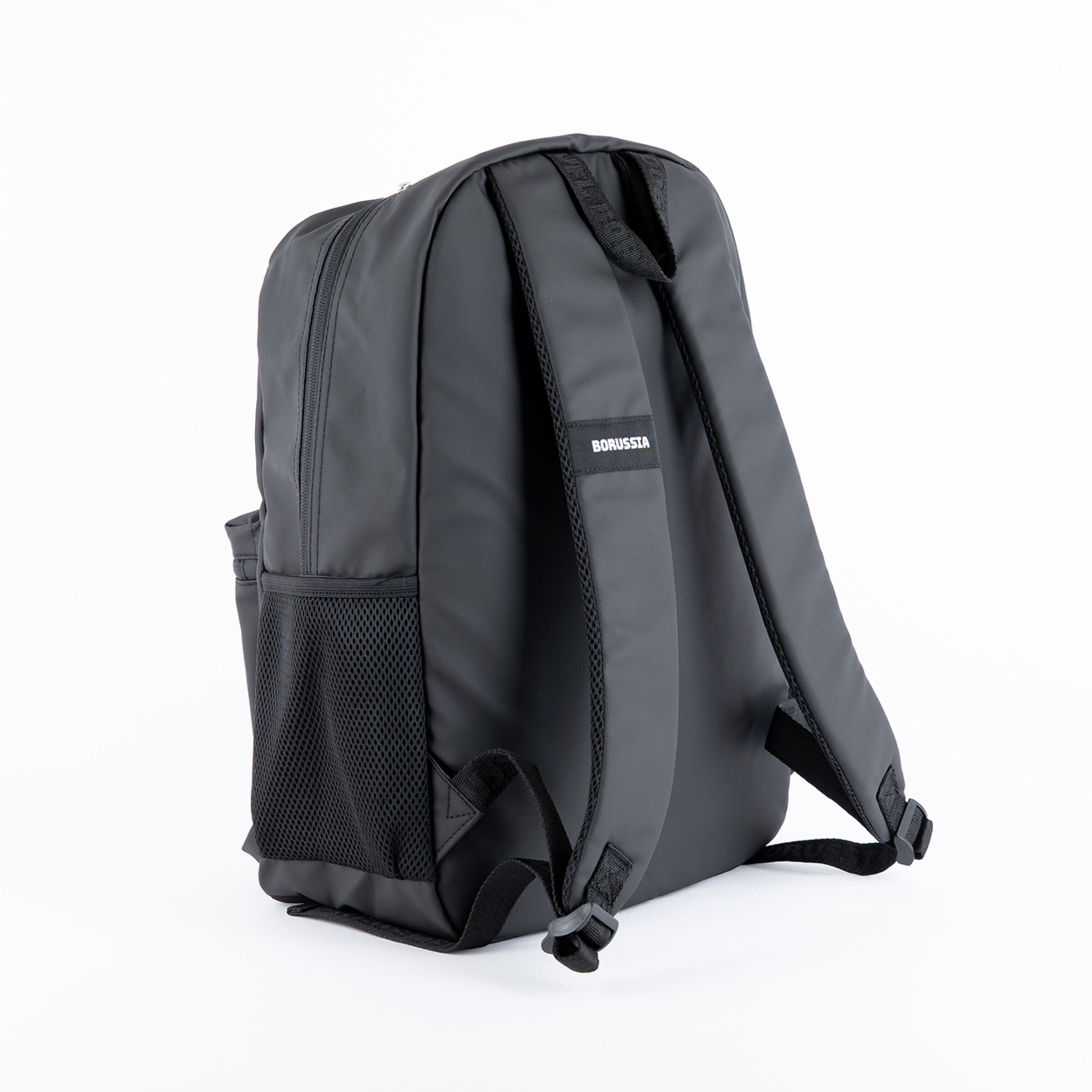 Schwarzer Rucksack mit atmungsaktiven Seitentaschen.