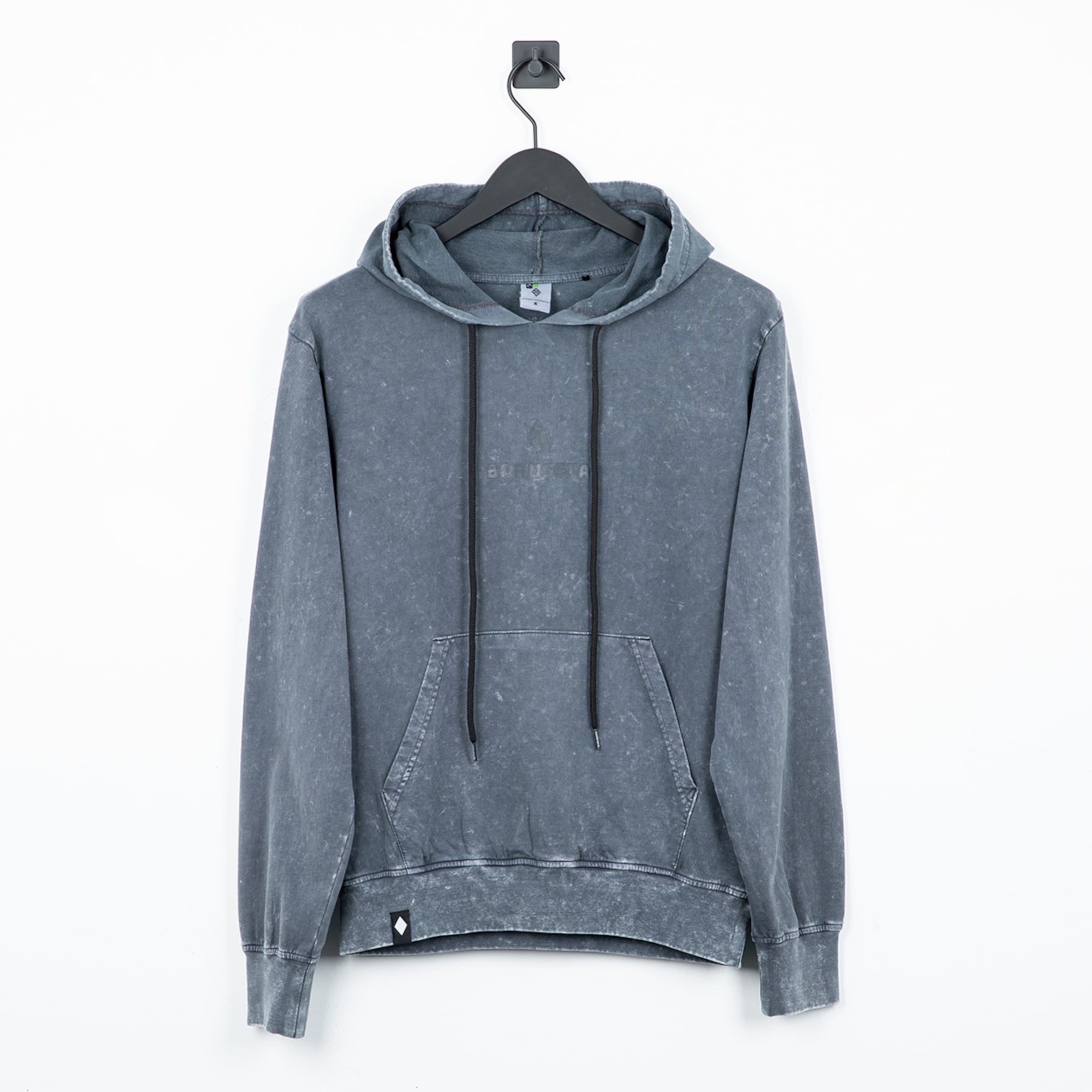 Grauer Hoodie im Acid-Wash-Look mit Kapuze, Kordelzug und Kängurutasche, hängend an einem schwarzen Bügel vor weißem Hintergrund.
