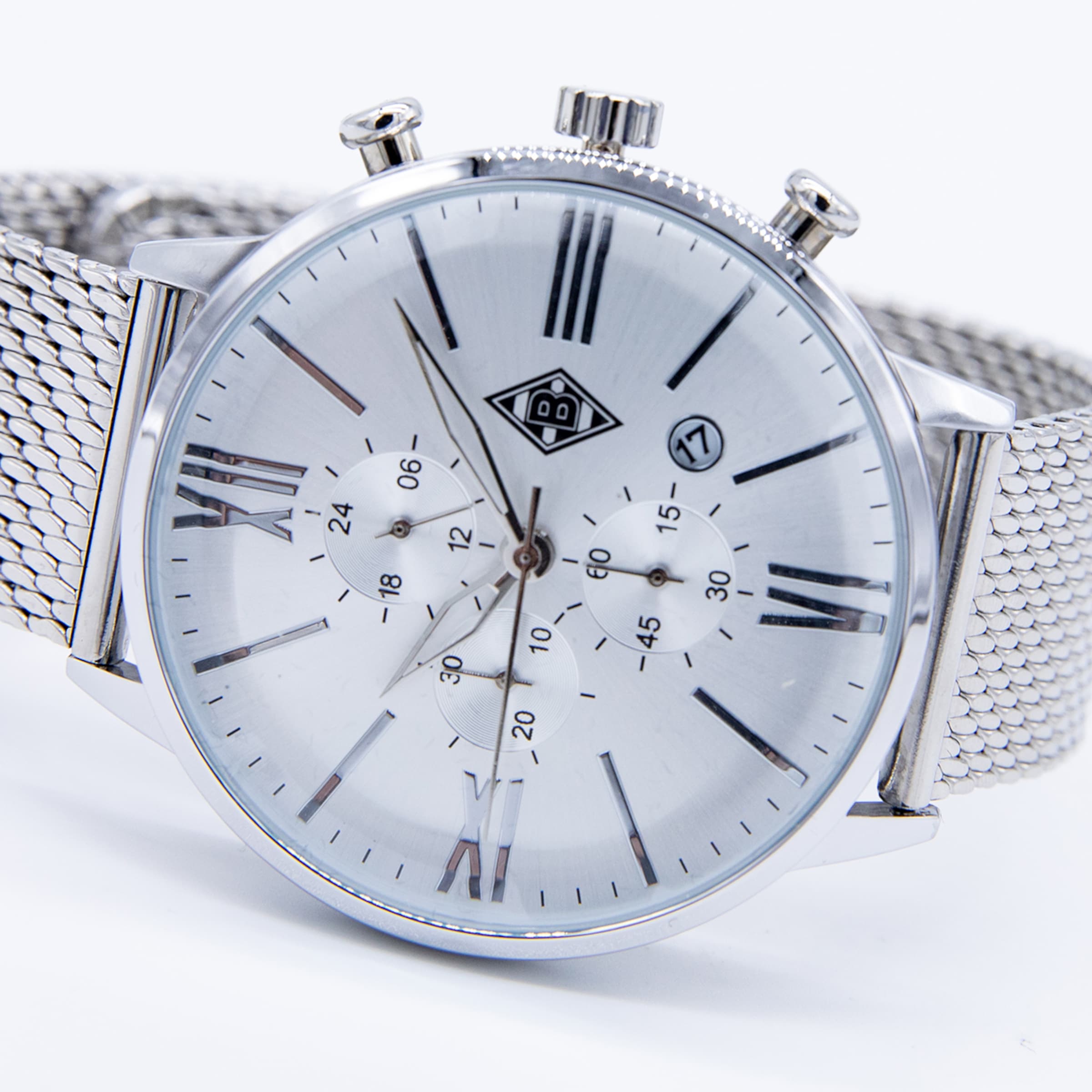 Silberne Armbanduhr mit Milanaise-Armband, römischen Ziffern und drei Chronographen-Anzeigen auf weißem Zifferblatt.